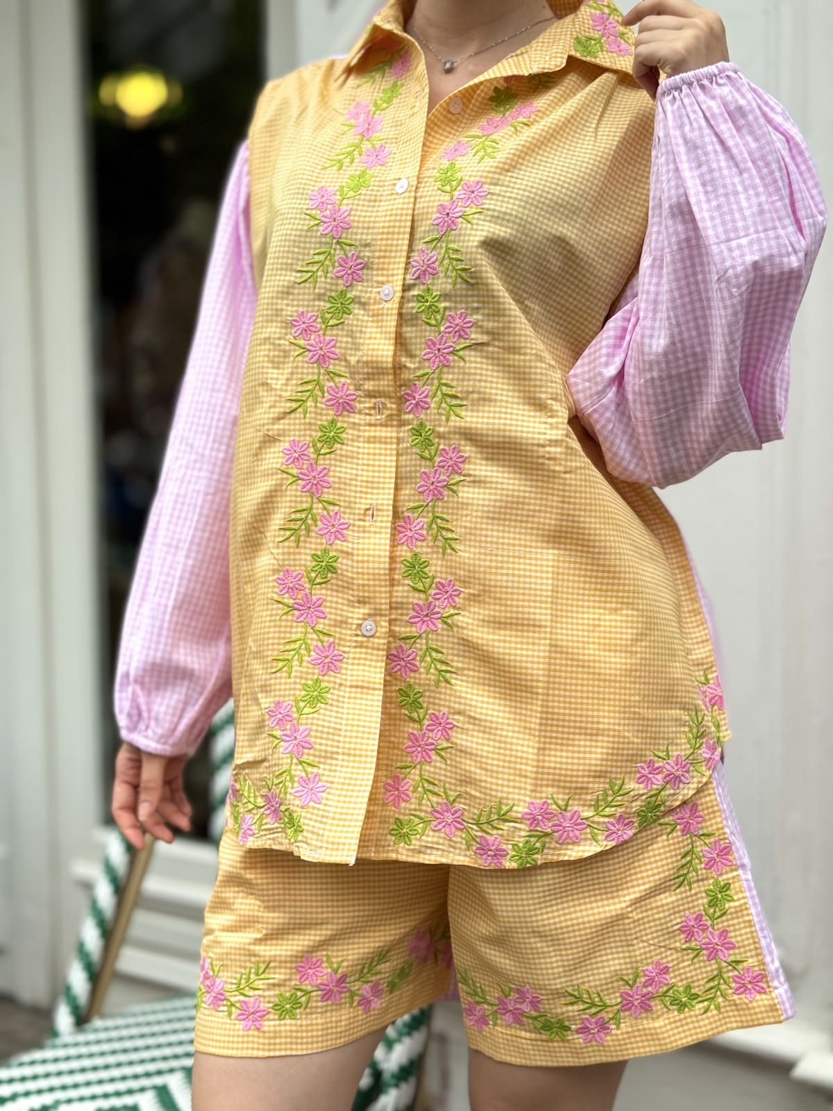 short vichy rose et jaune gros plan sur les broderies