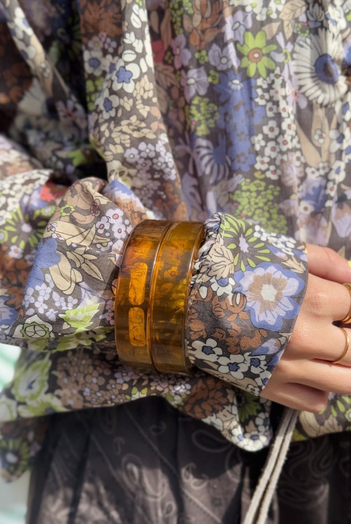 Détail du motif liberty de la tunique col V violet et chocolat