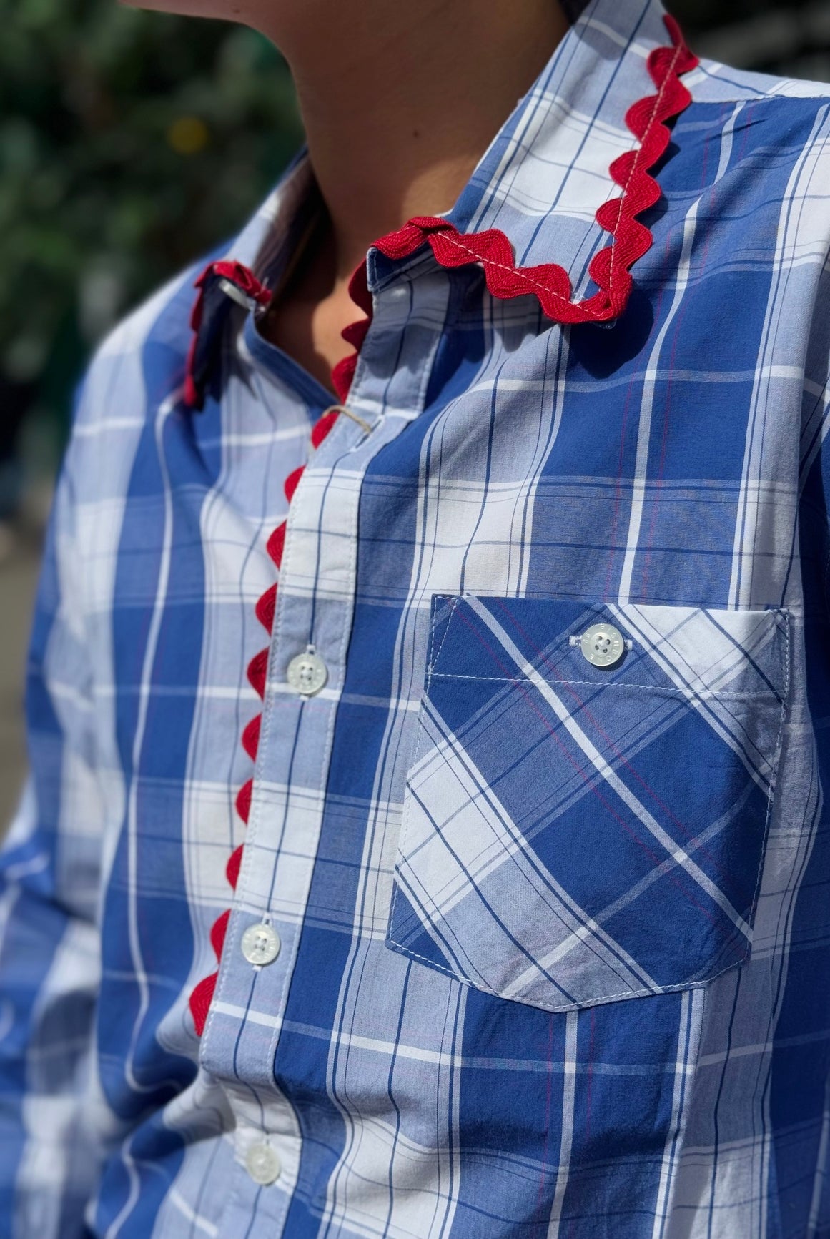 Détail du col rouge de la chemise upcyclée bleu