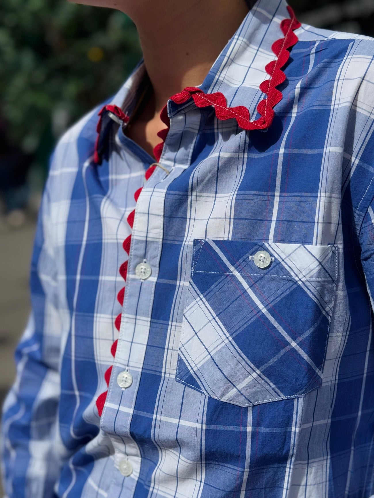 Détail du col rouge de la chemise upcyclée bleu