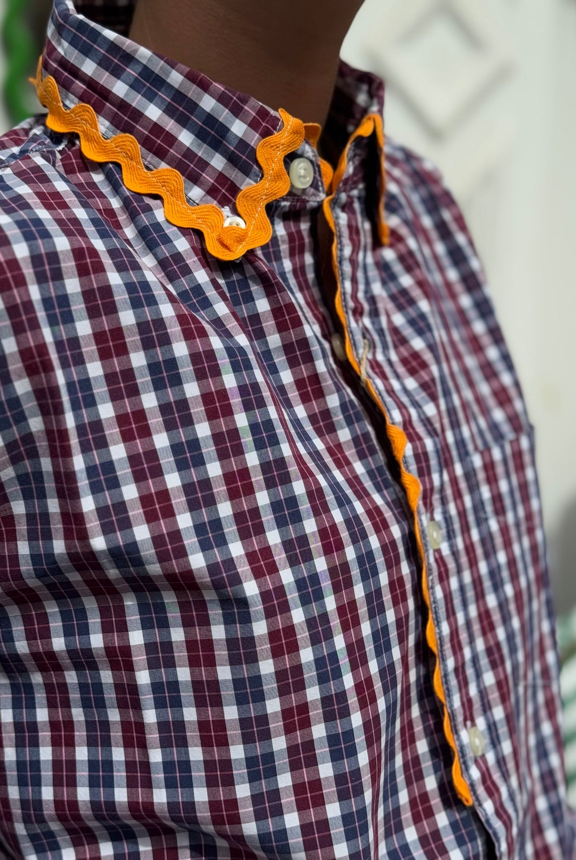 Détail du croquet orange de la chemise upcyclée pour femme