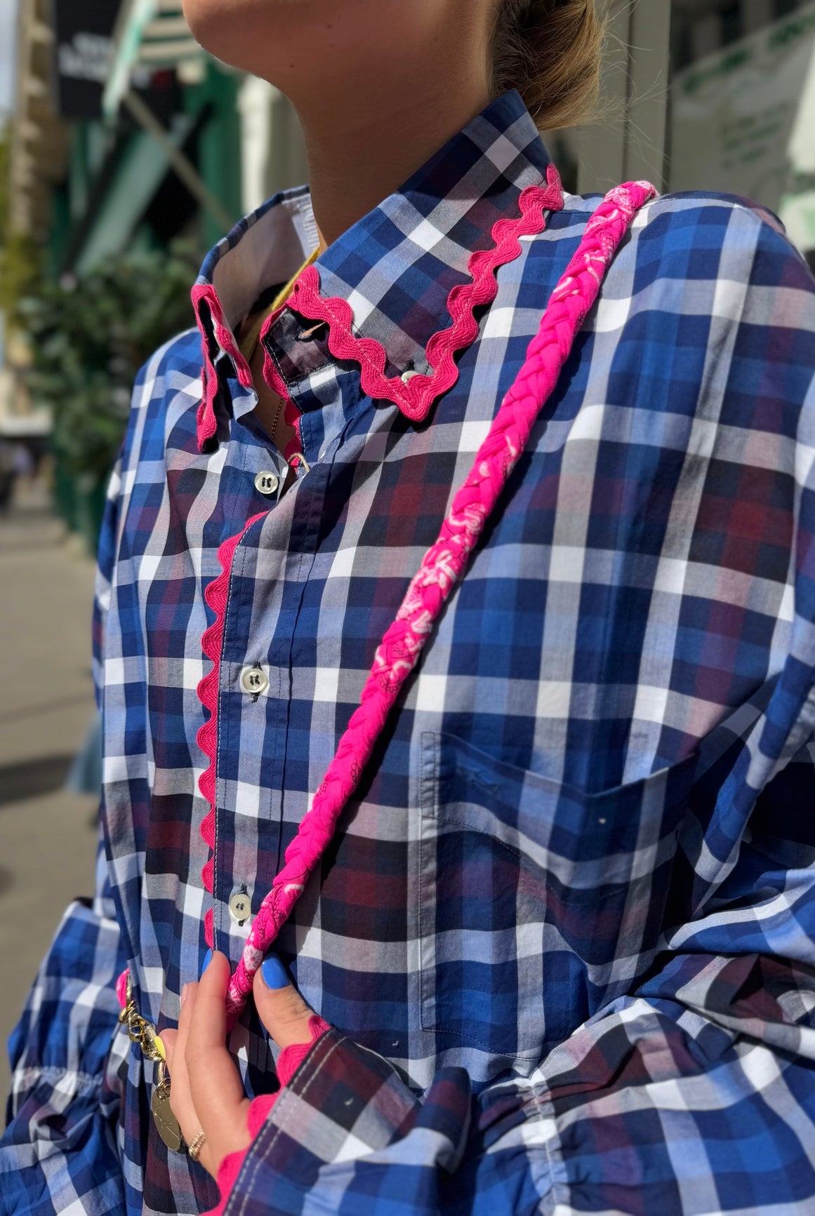 Détail du galon rose du col et des manches de la chemise upcyclée