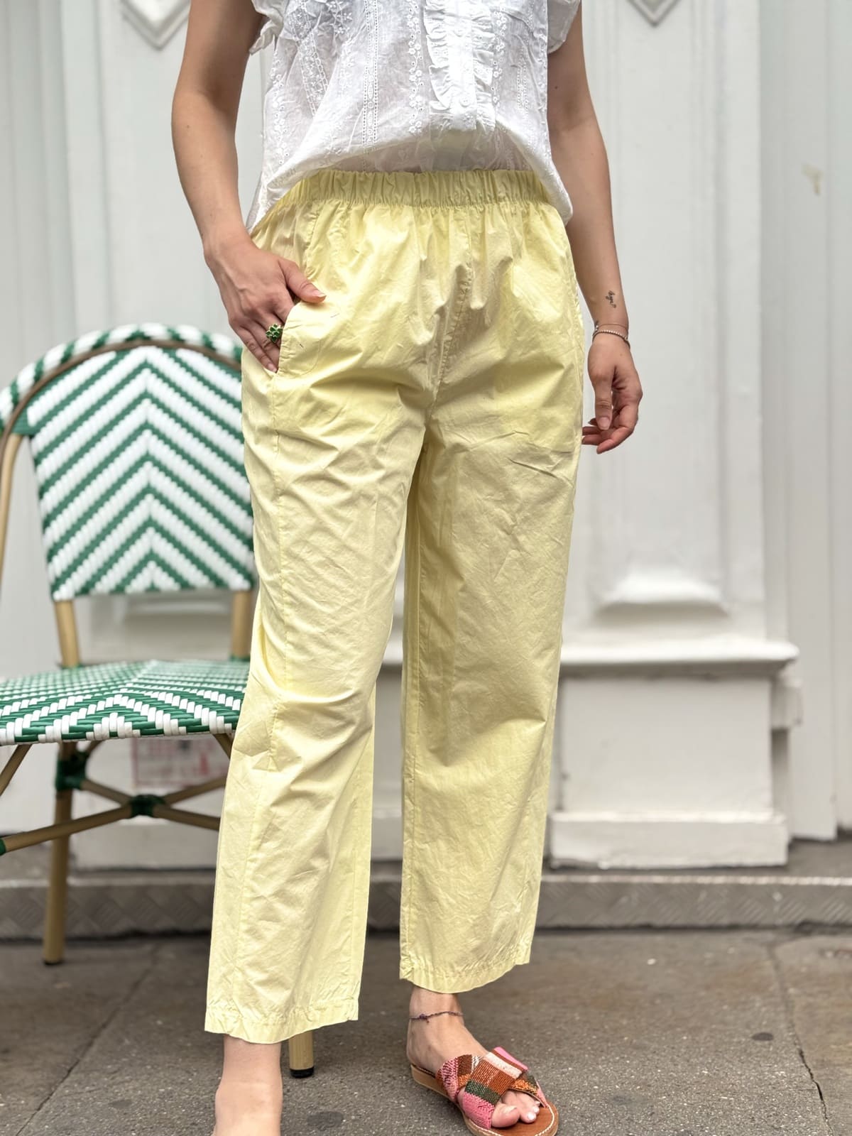 Gros plan sur le pantalon jaune effet popeline