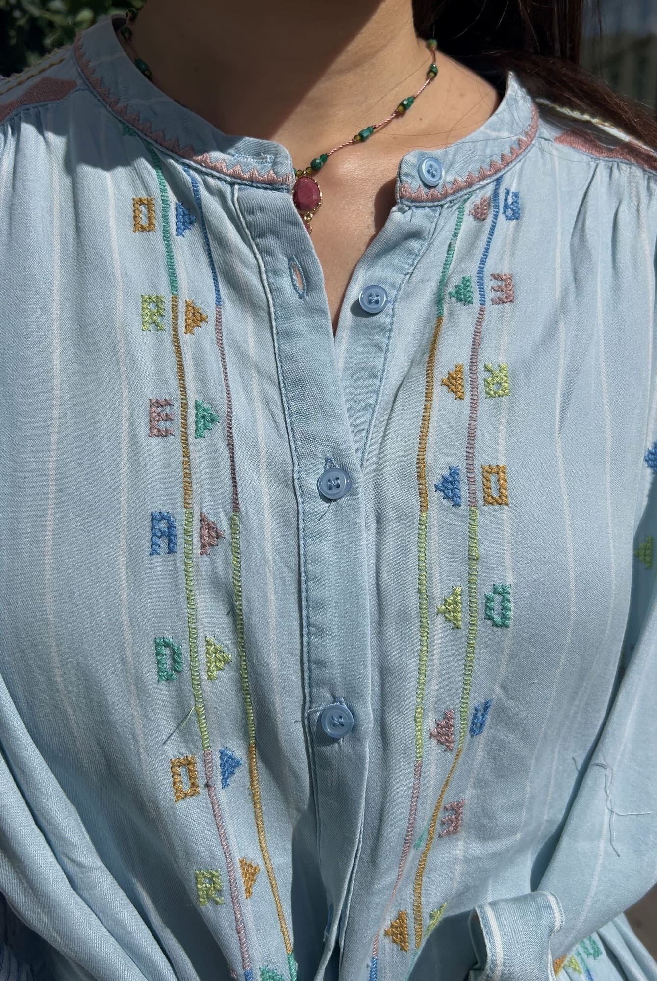 Détail de la poitrine brodée sur robe bleu ciel en viscose