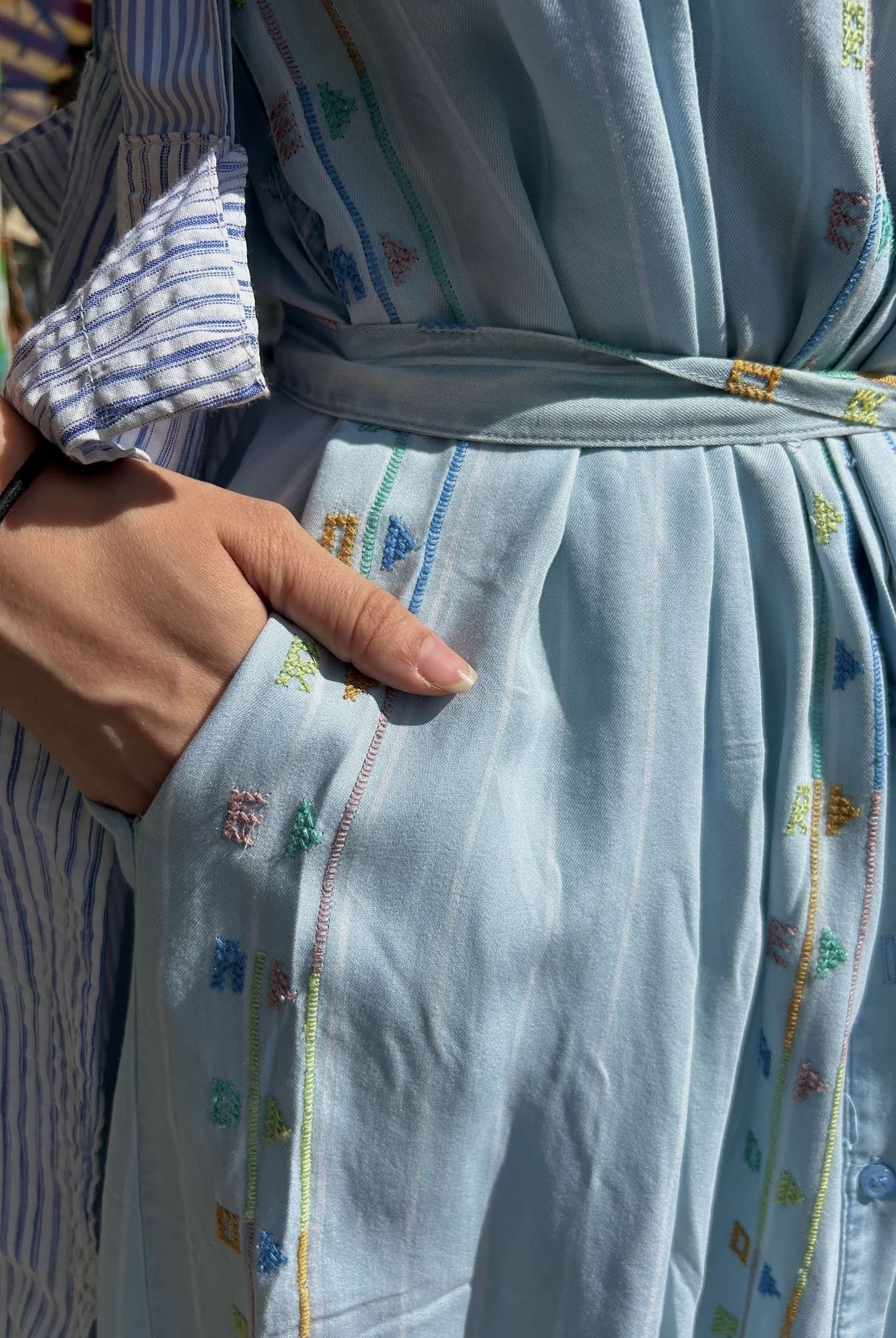 Zoom sur la poche brodée de la robe bleu ciel