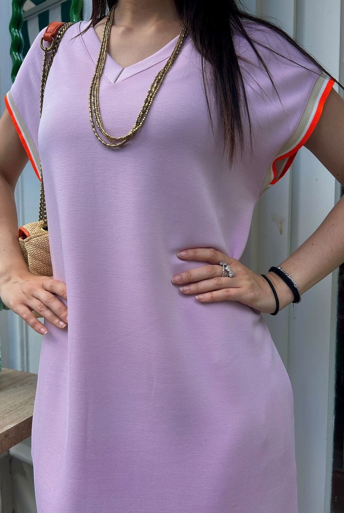 Zoom sur le tissu léger et fluide de la robe rose