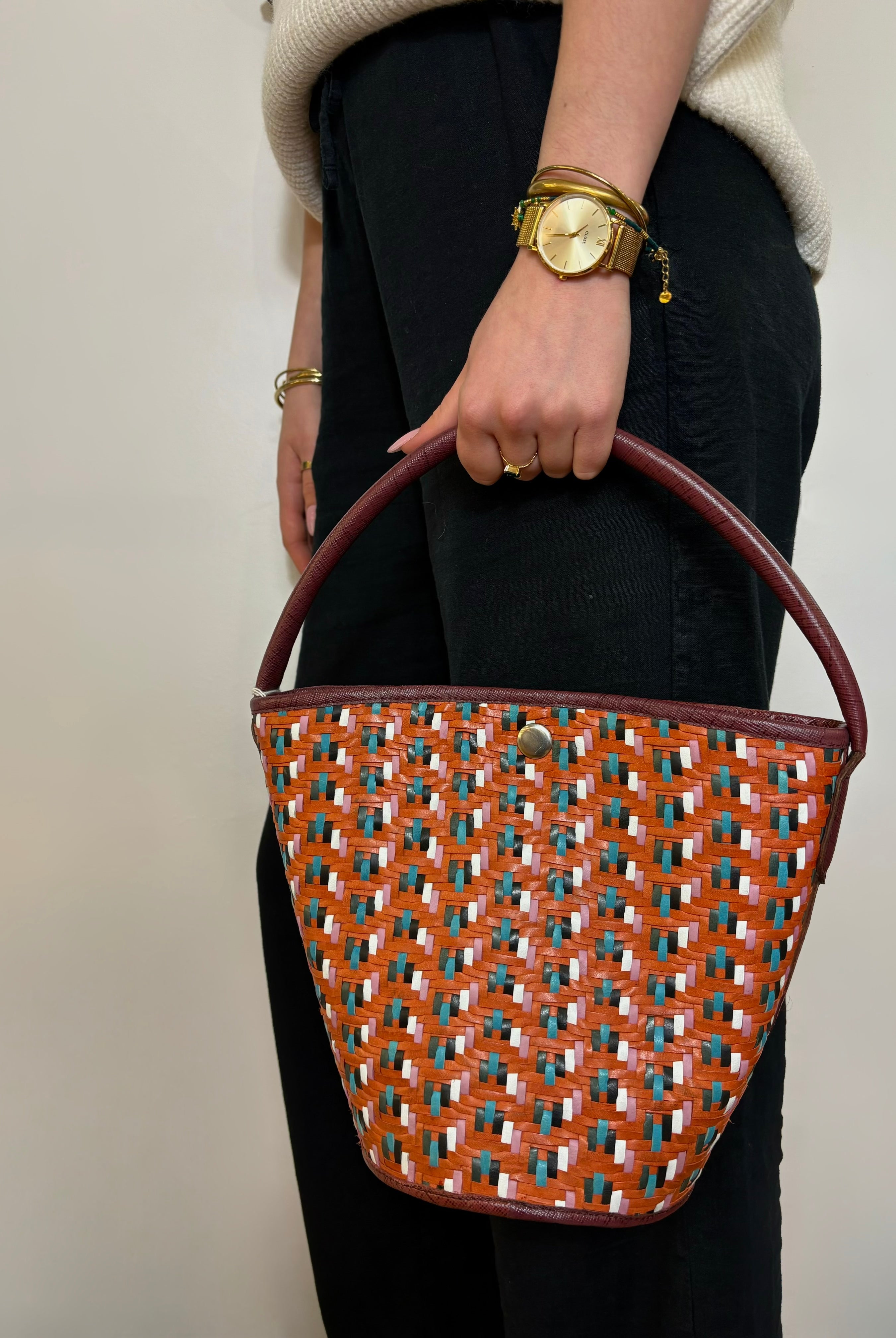 Détail du cuir tressé multicolore du sac panier