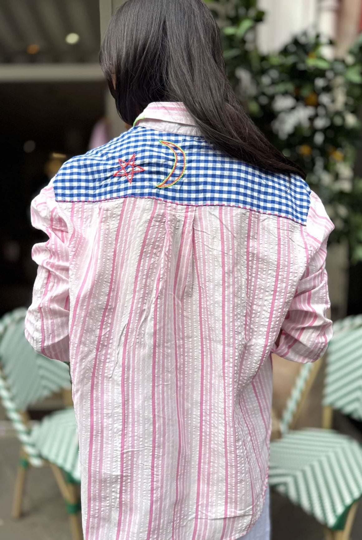 Chemise à rayures roses et incrustation vichy bleu dans le dos