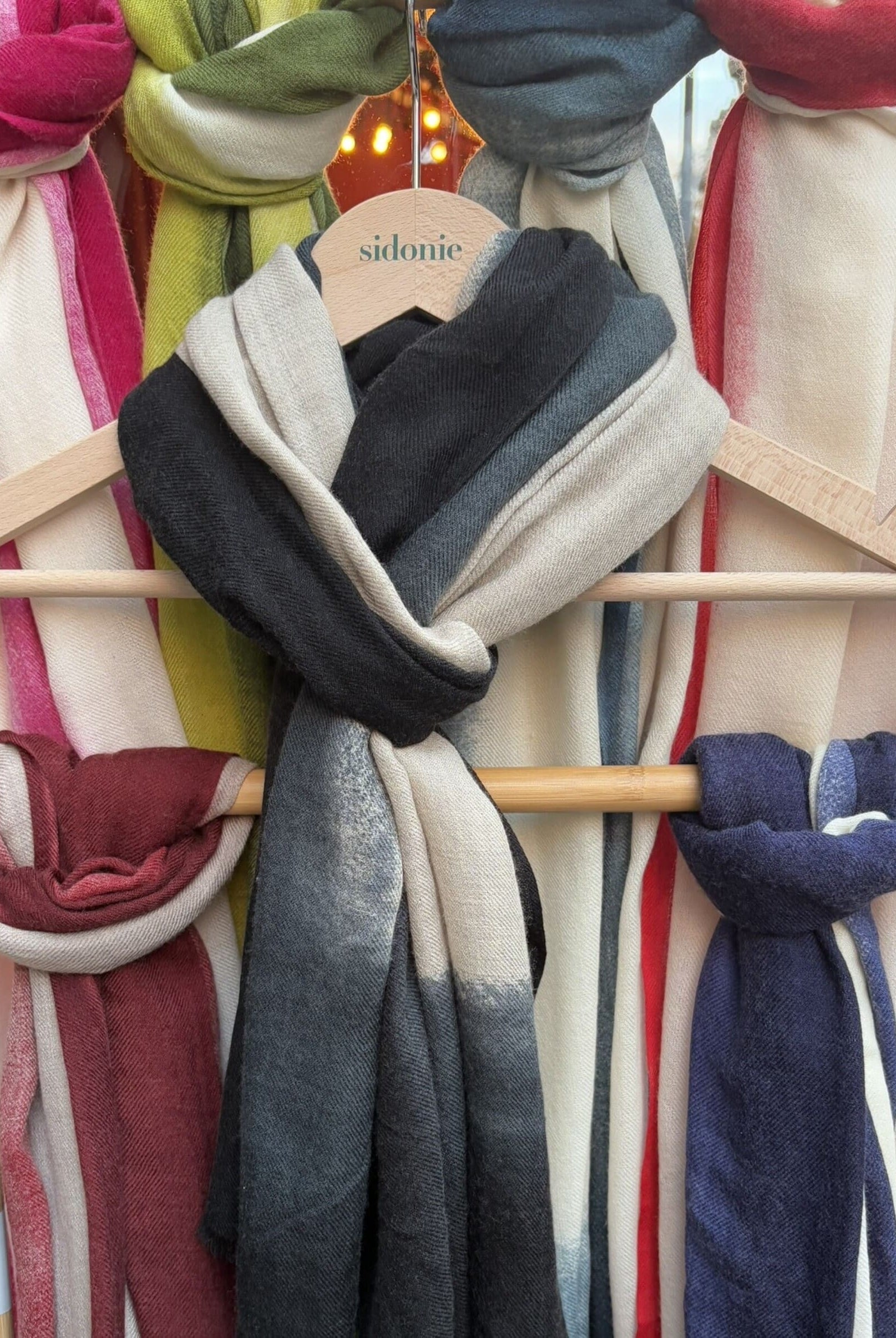 Echarpe en cachemire tie & die noir et grise, croisée, vue de face