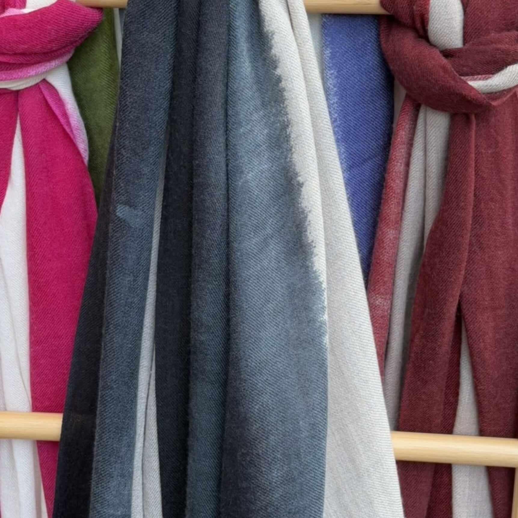 Echarpe en cachemire tie & die noir et gris nouée, vue de face