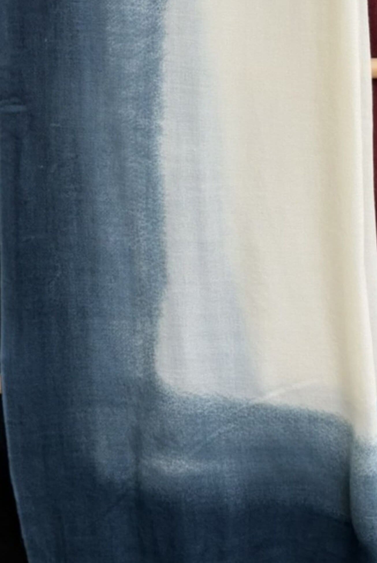 Détail de l'imprimé tie & dye de l'écharpe en cachemire