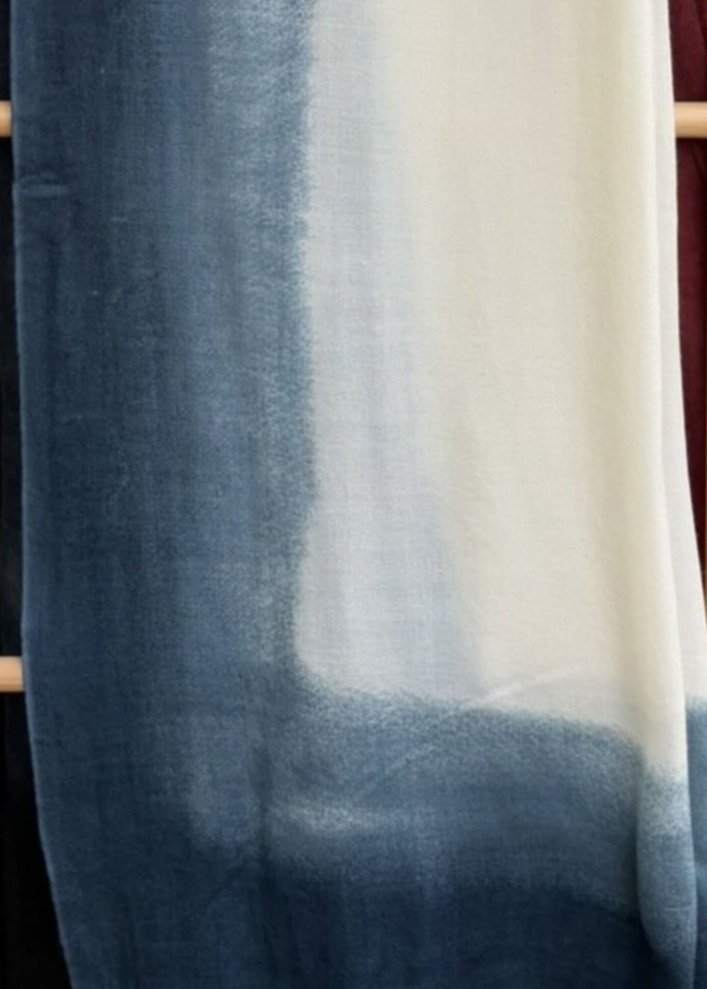 Détail de l'imprimé tie & dye de l'écharpe en cachemire