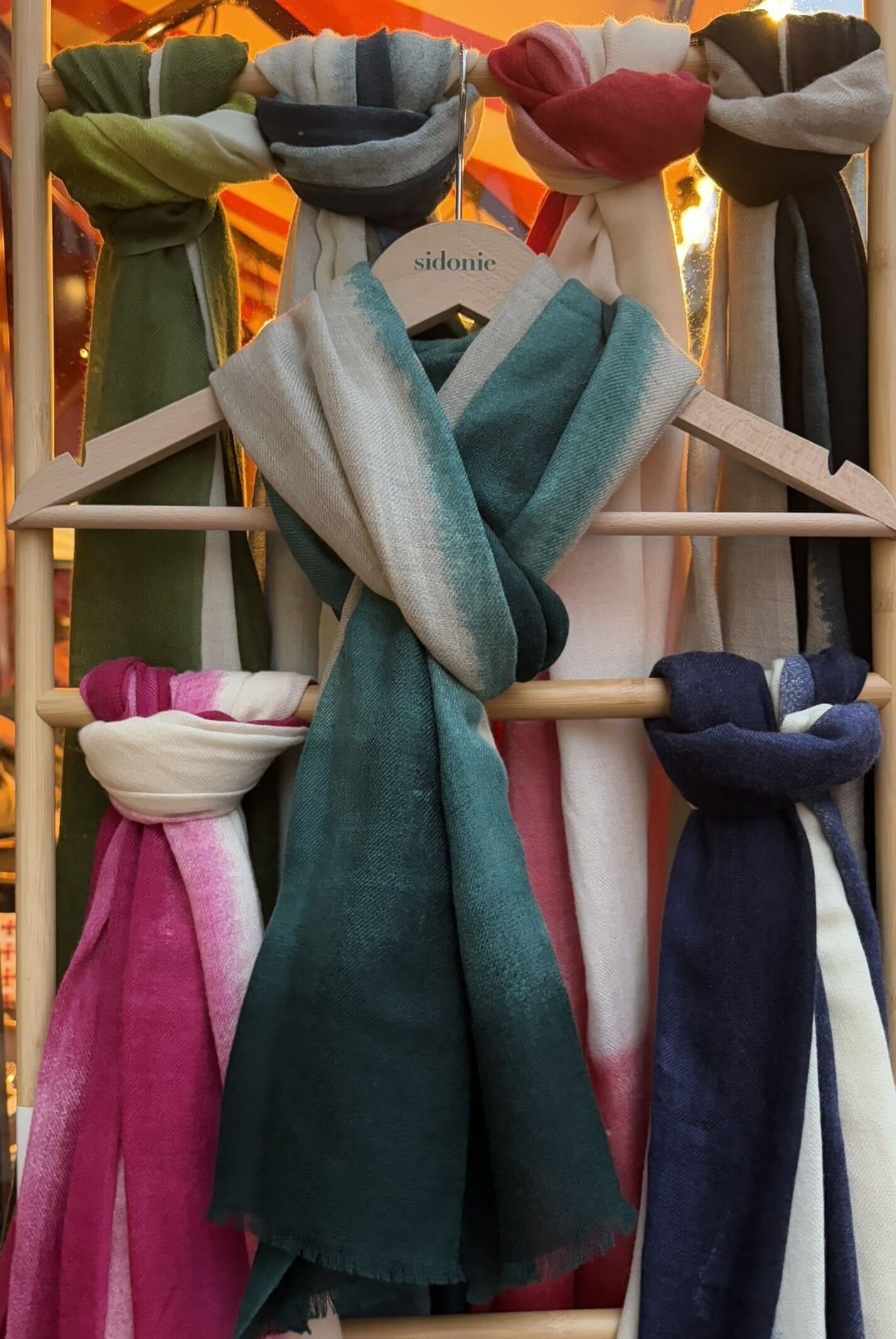 Echarpe en cachemire tie & dye turquoise nouée, vue de face