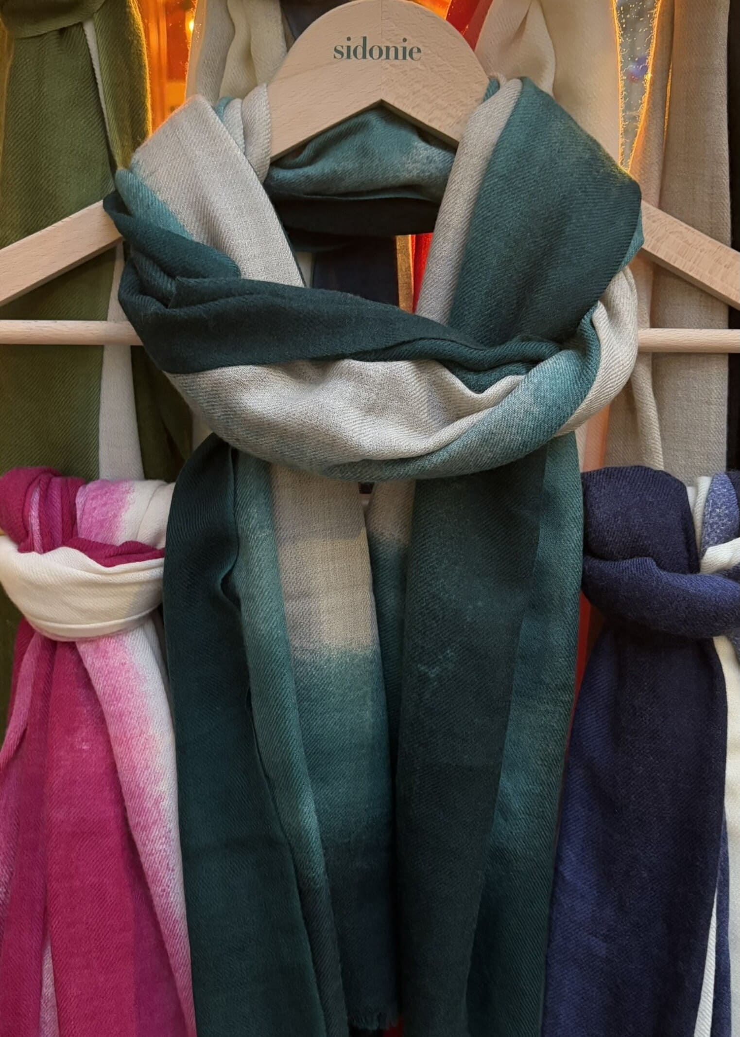 Echarpe turquoise tie & dye nouée vue de face