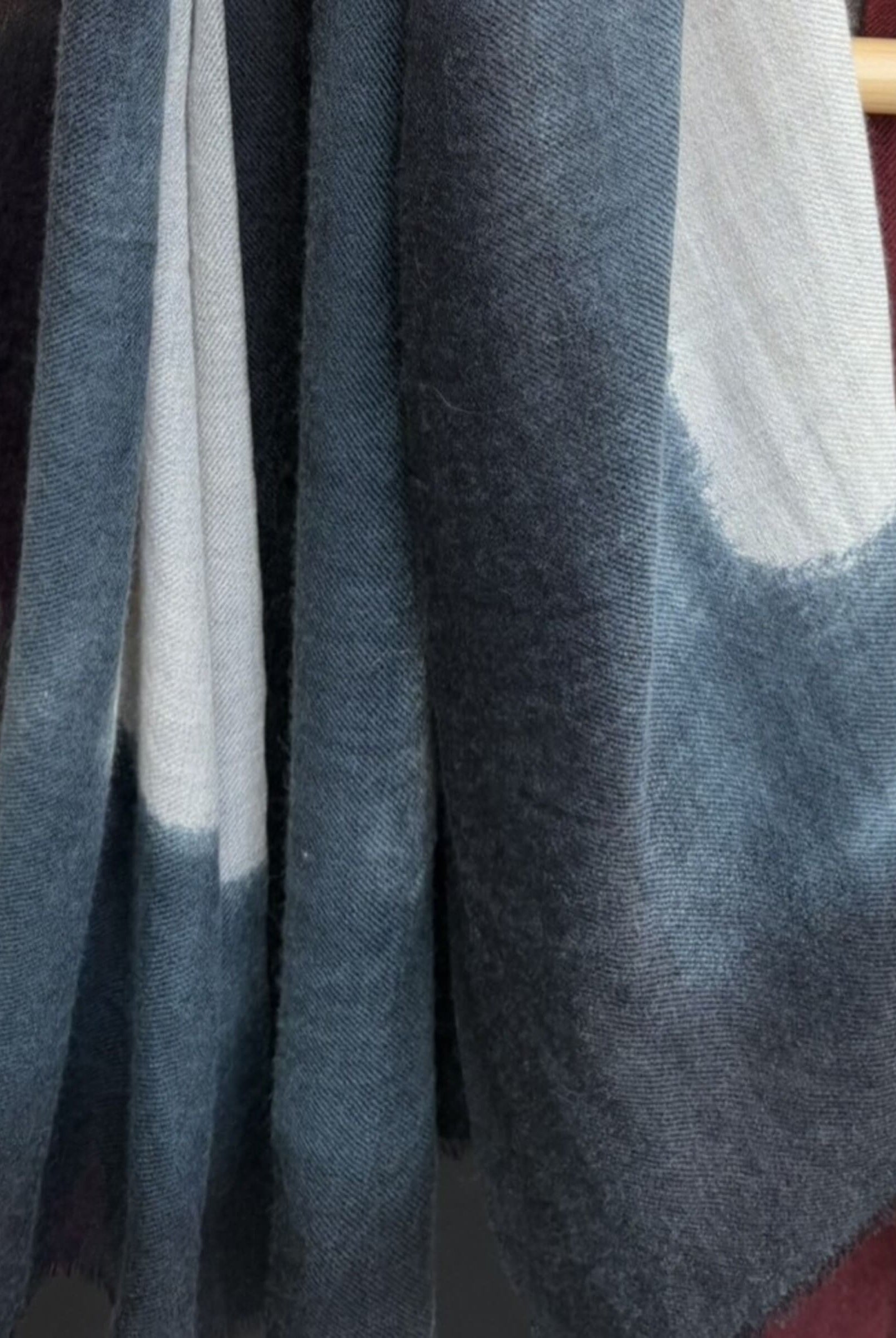 Etole en cachemire détail de l'imprimé tie & die