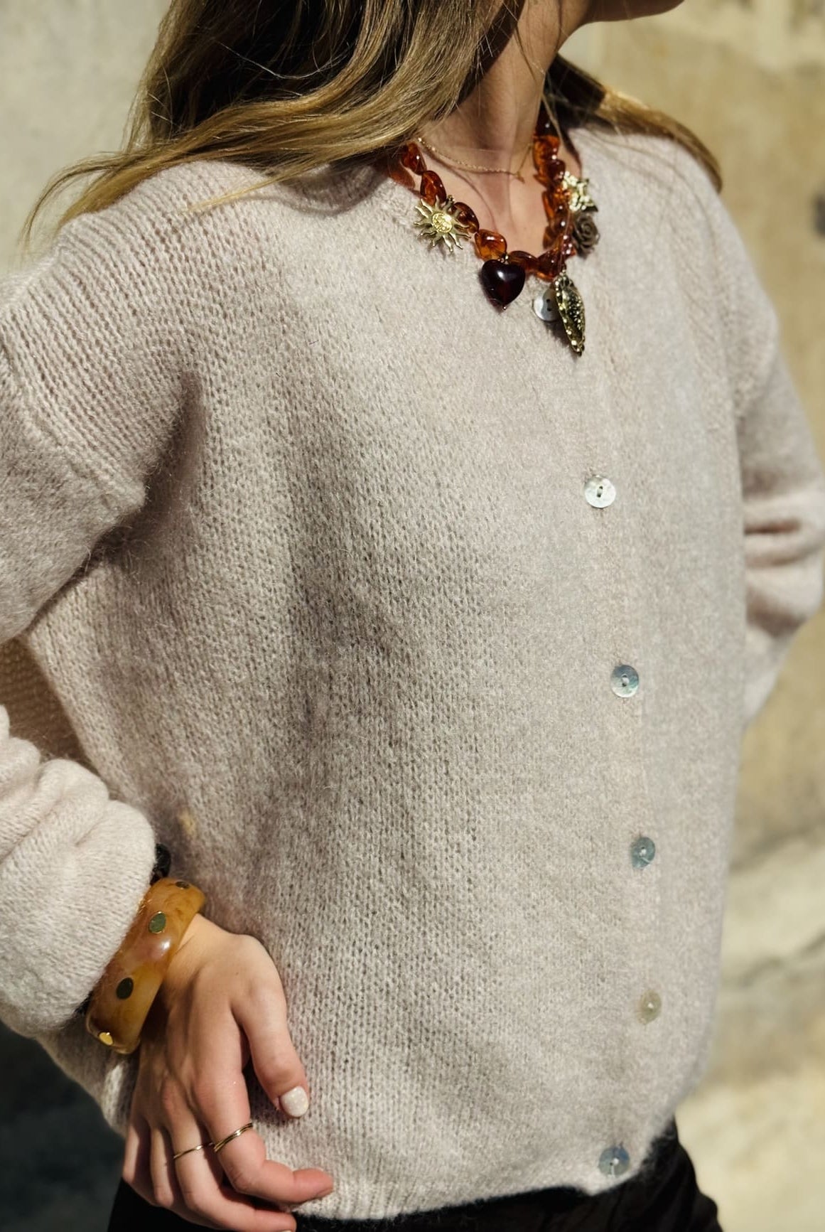 Gilet en mohair beige vu de profil