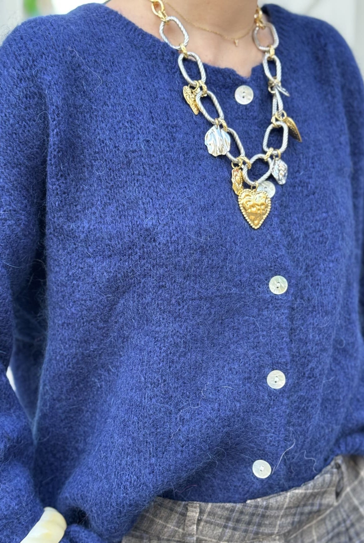 Gilet bleu marine en alpaga vu de profil