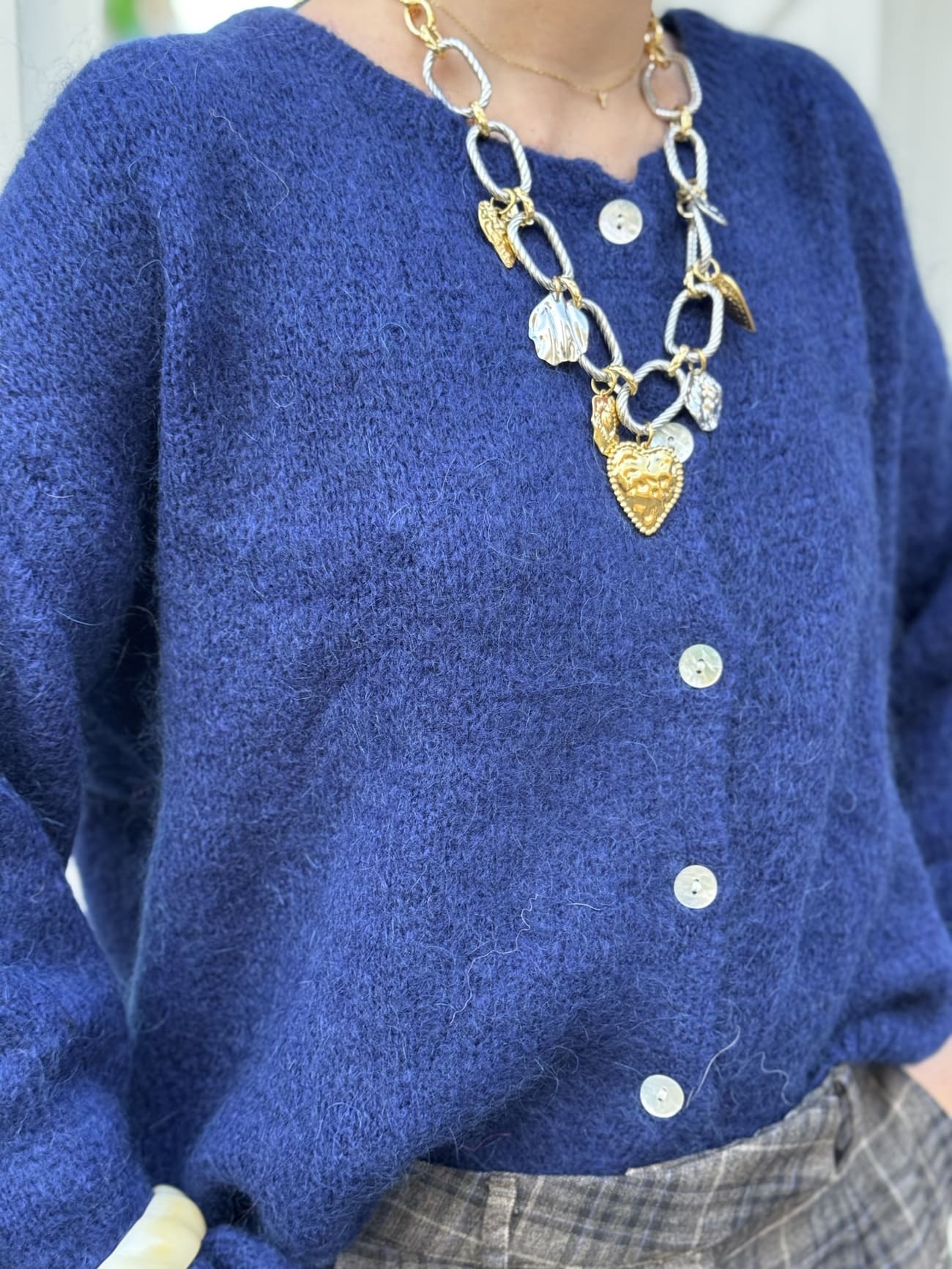 Gilet bleu marine en alpaga vu de profil