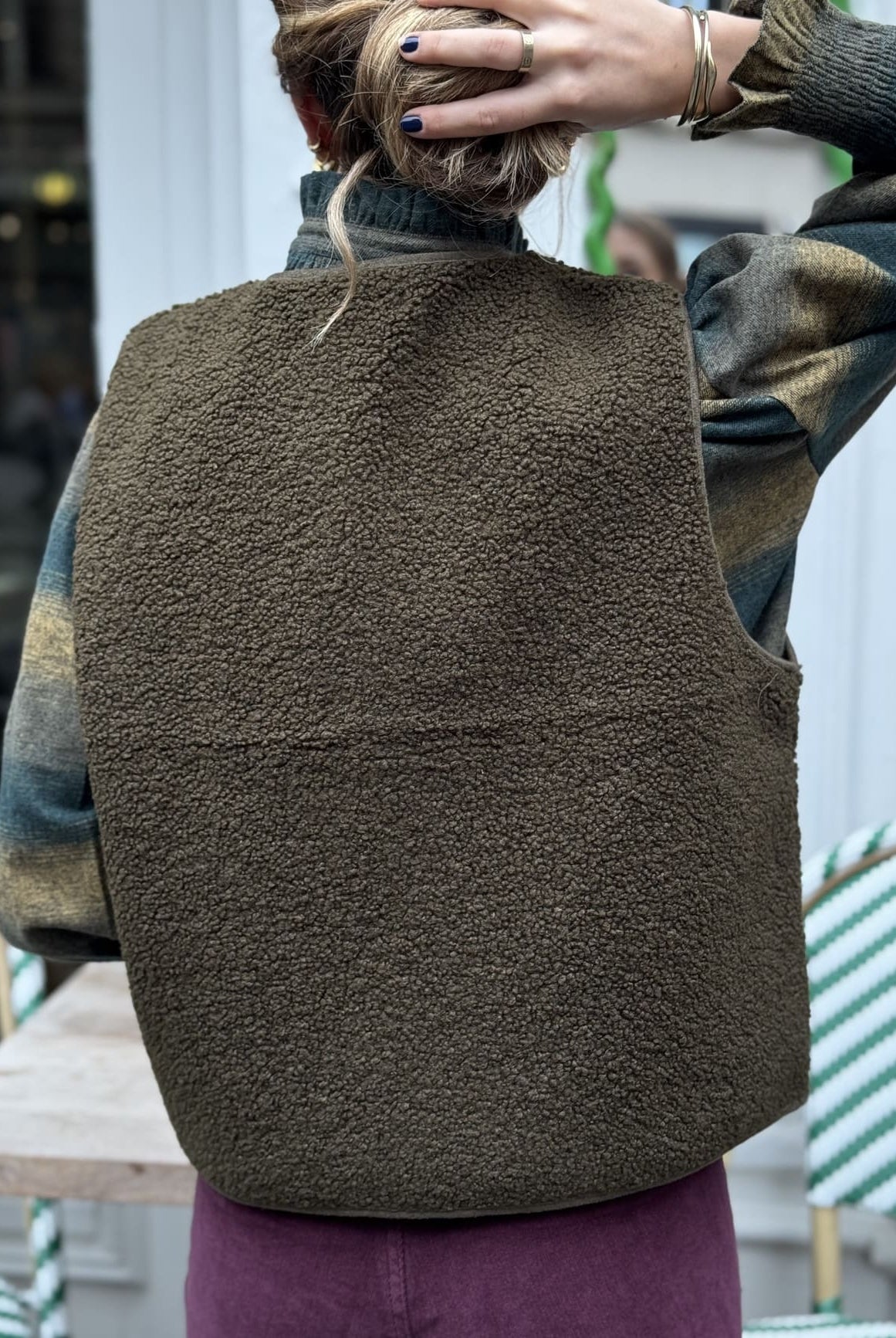 Gilet pour femme sans manche en tissu sherpa kaki vue de dos