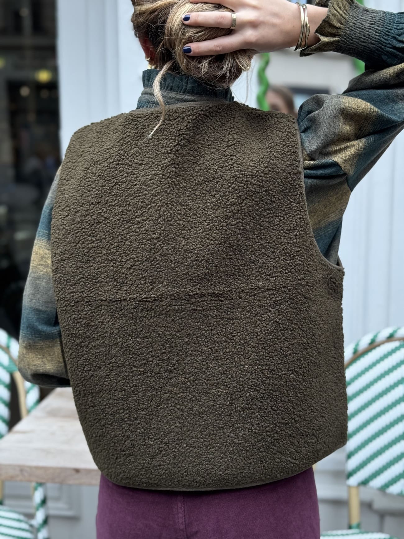 Gilet pour femme sans manche en tissu sherpa kaki vue de dos