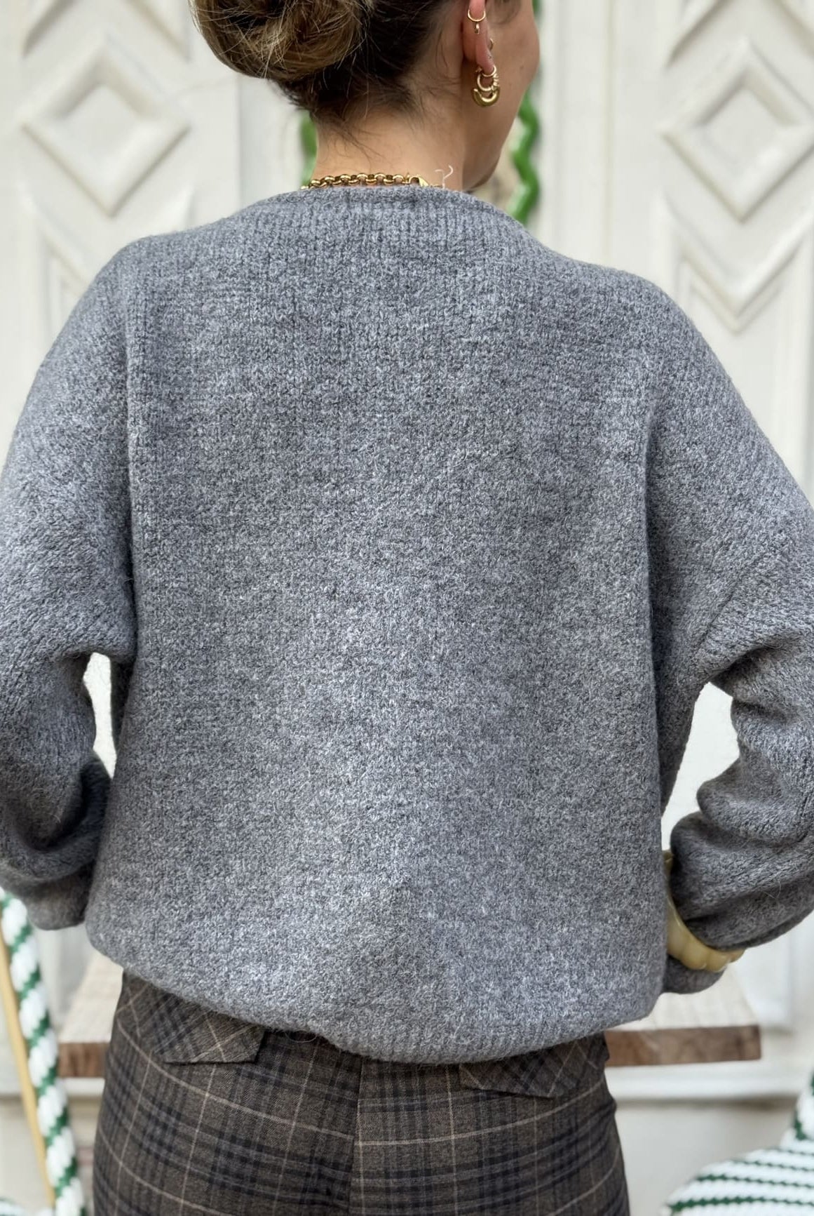 Gilet gris en alpaga vu de dos