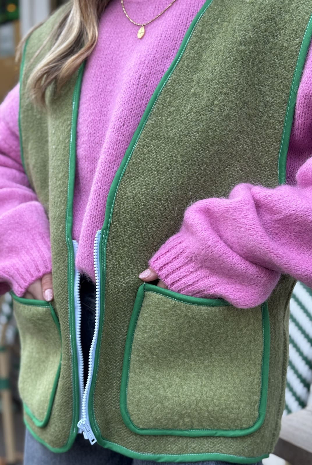 Gilet de laine vert détail poche plaquée