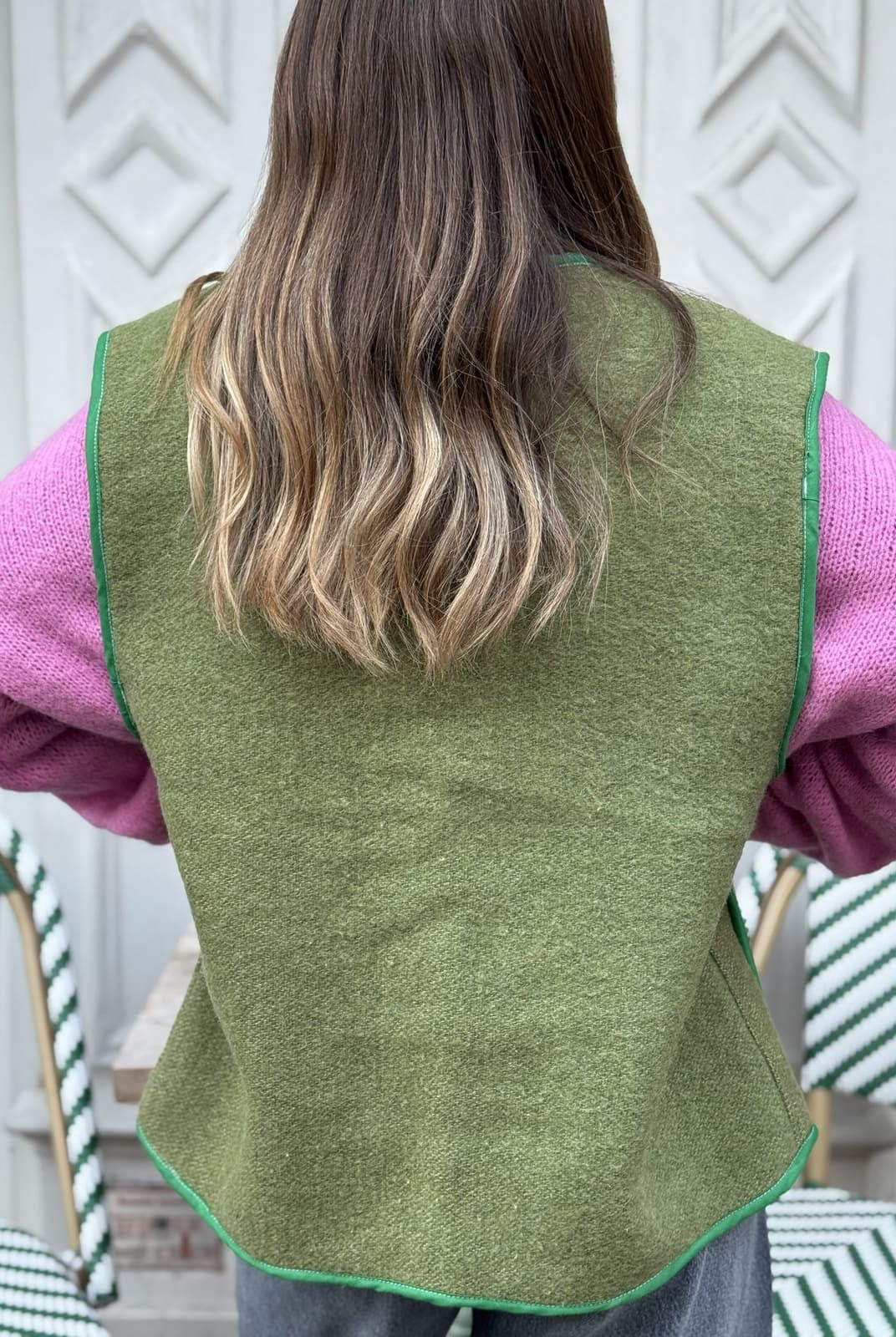 Gilet de laine vert vu de dos