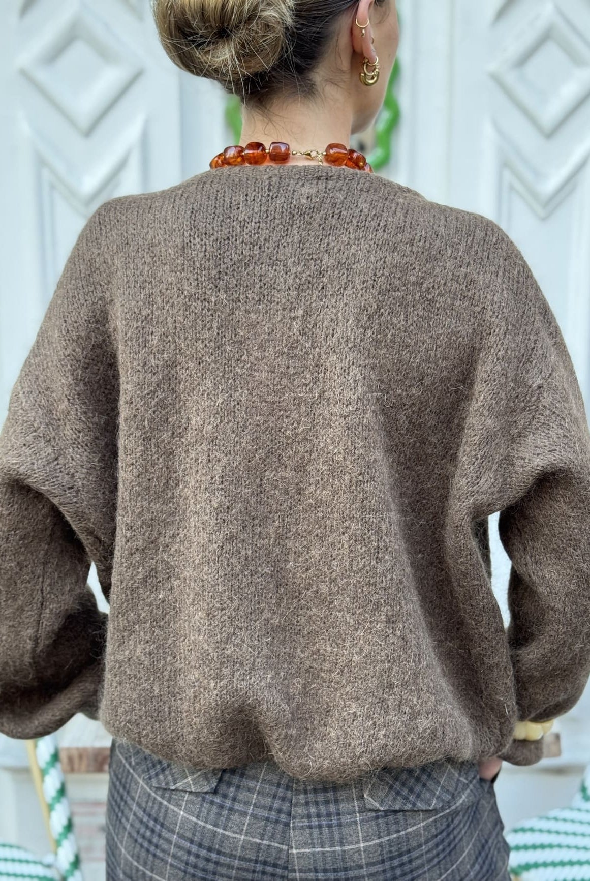 Gilet marron en alpaga vu de dos