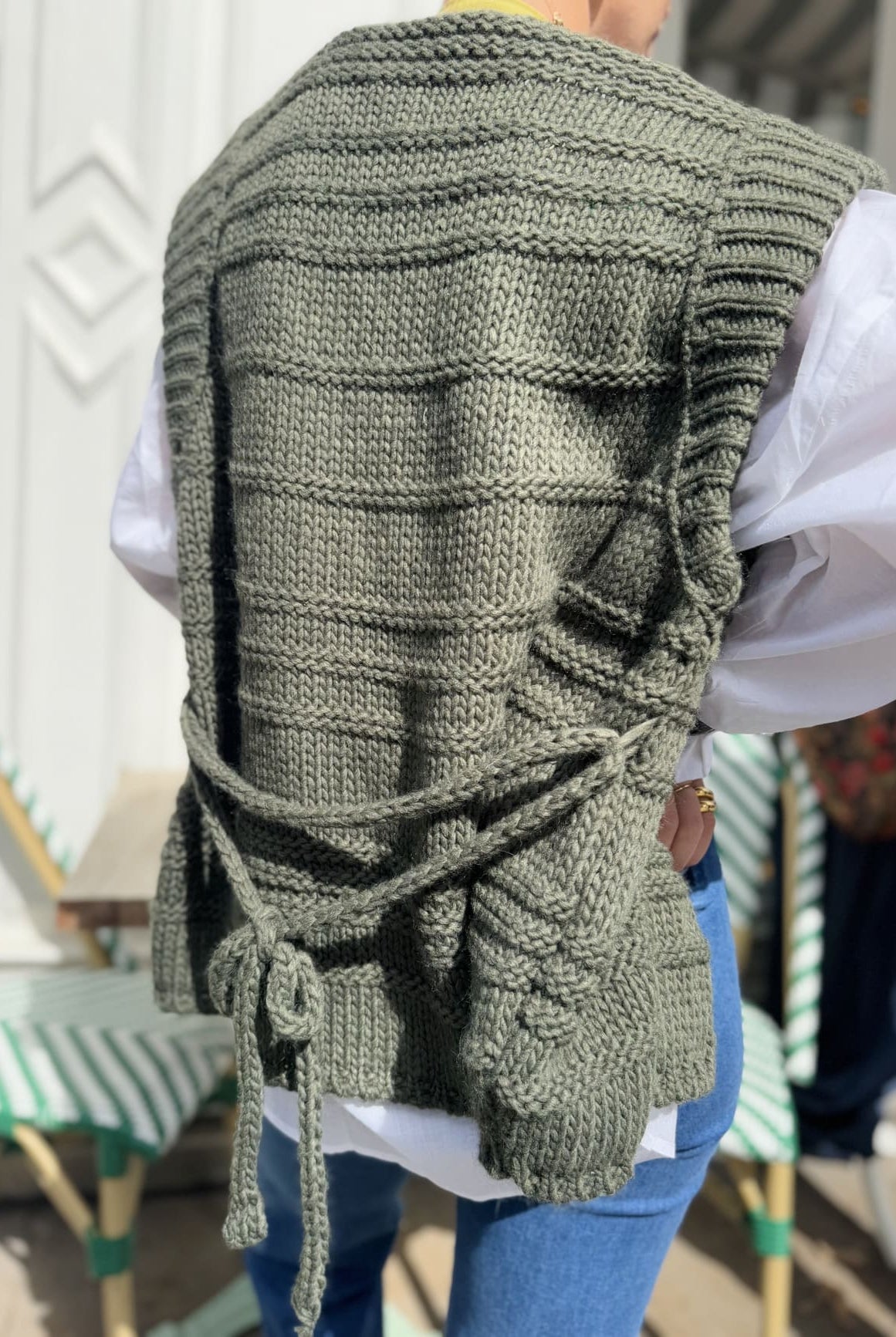 Détail du dos du gilet sans manche kaki