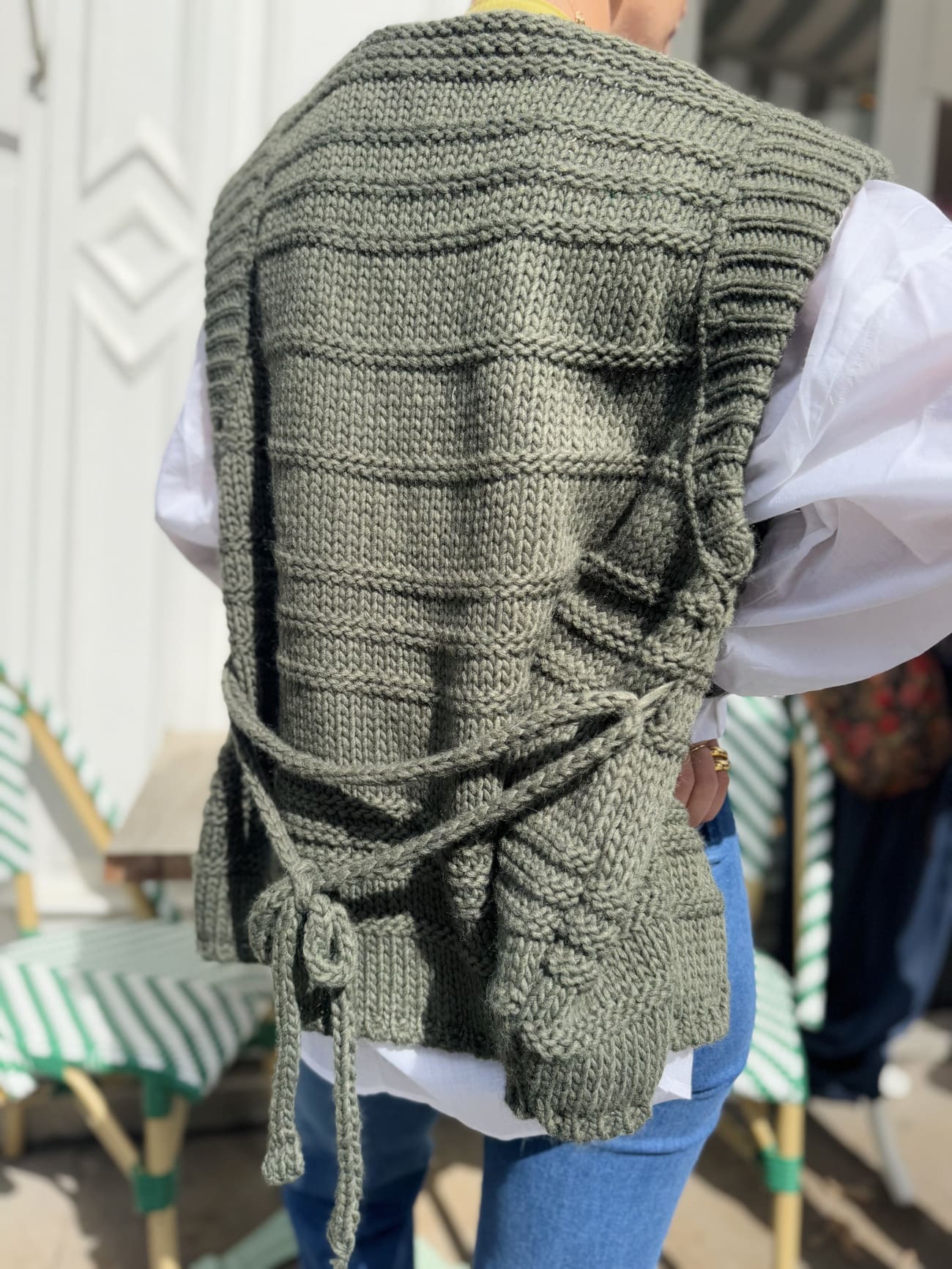 Détail du dos du gilet sans manche kaki