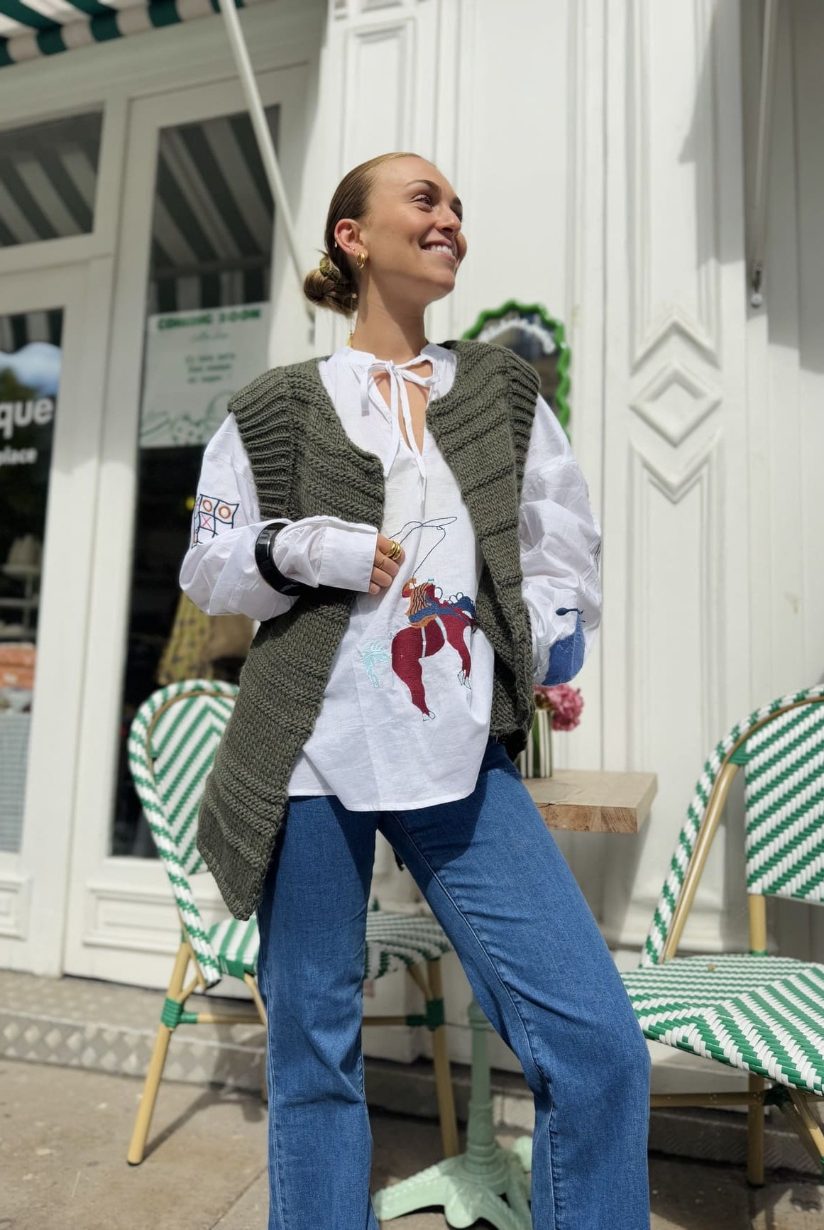 Gilet sans manche kaki porté sur un jean