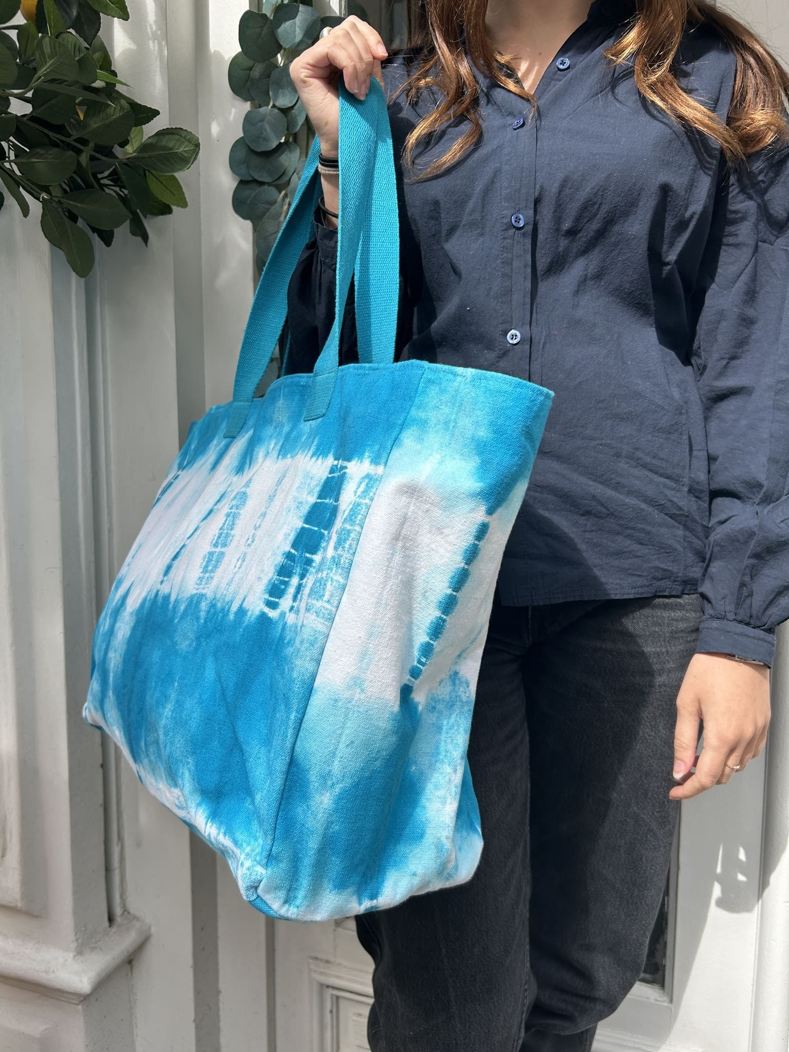 Détail du motif tie & dye sur le cabas bleu turquoise