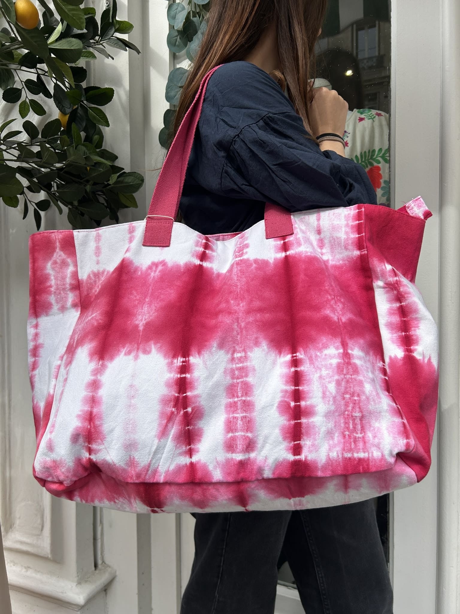 Femme portant le cabas tie & dye sur l’épaule