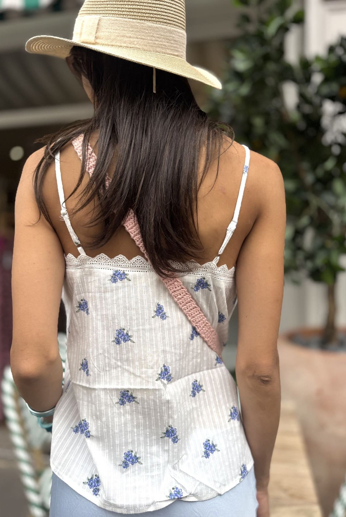 Haut à fines bretelles blanc et roses bleues vu de dos