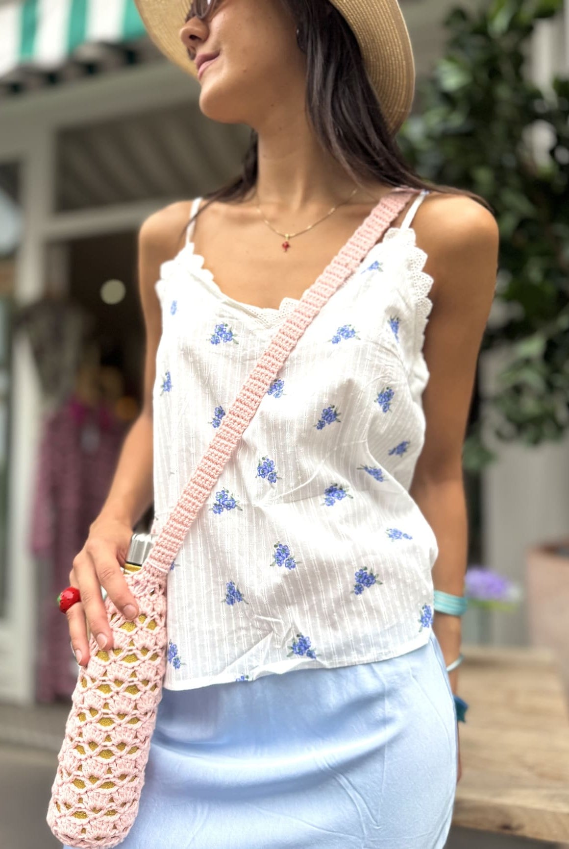 Haut femme à bretelles blanc avec des petites roses bleues