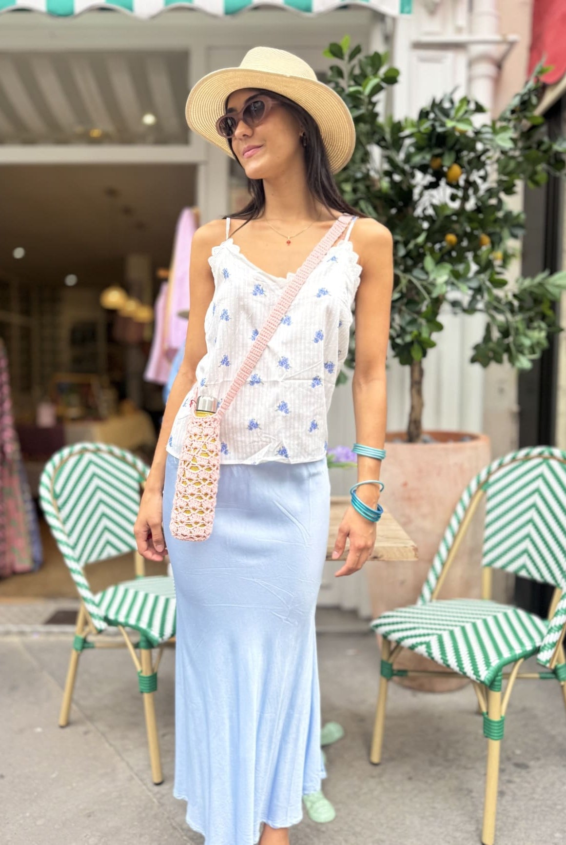 Haut blanc en coton à bretelles orné de roses bleues