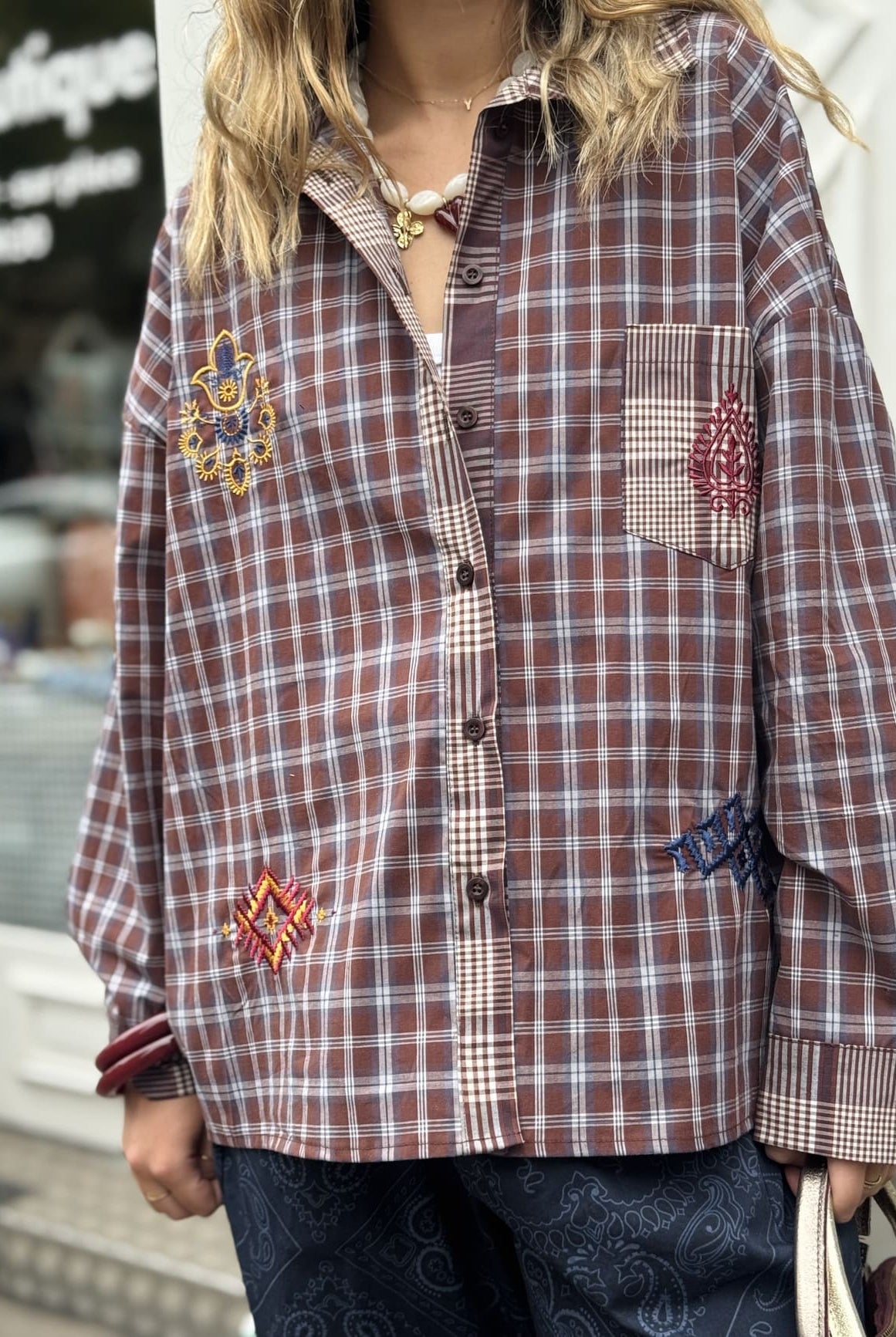 Chemise femme à carreaux avec broderies bohèmes, coupe chic et décontractée