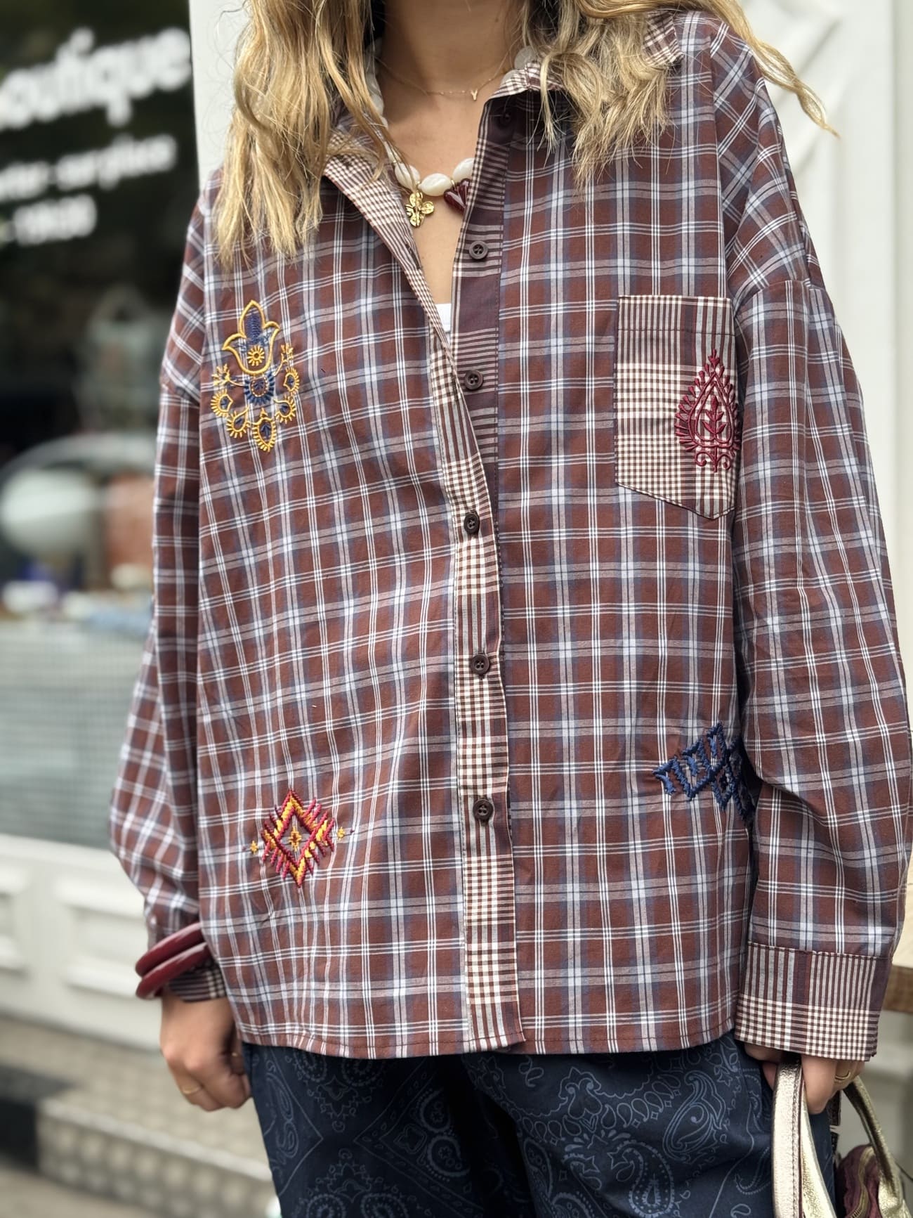 Chemise femme à carreaux avec broderies bohèmes, coupe chic et décontractée
