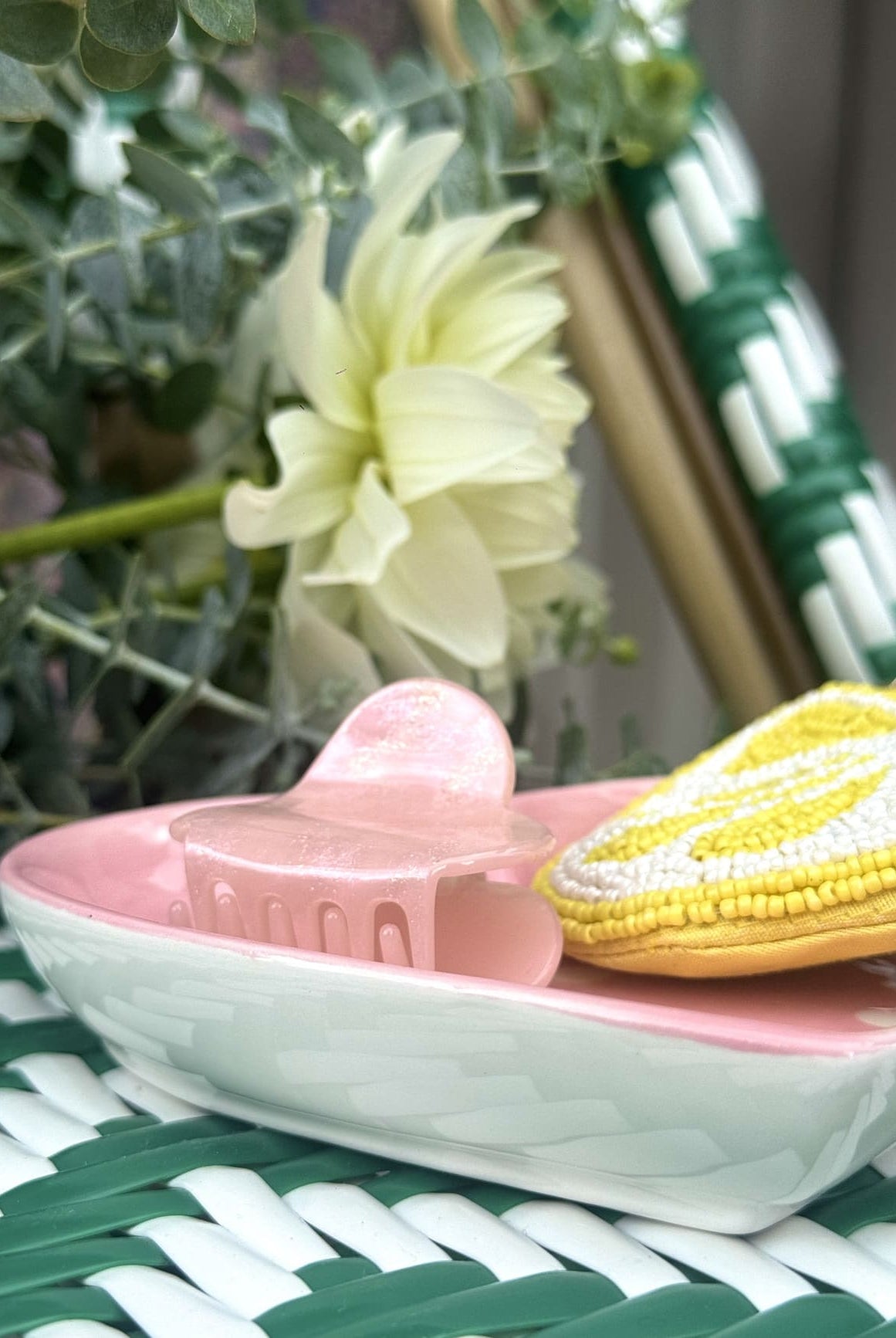 Vide‑poche cœur rose utilisé pince et pochette