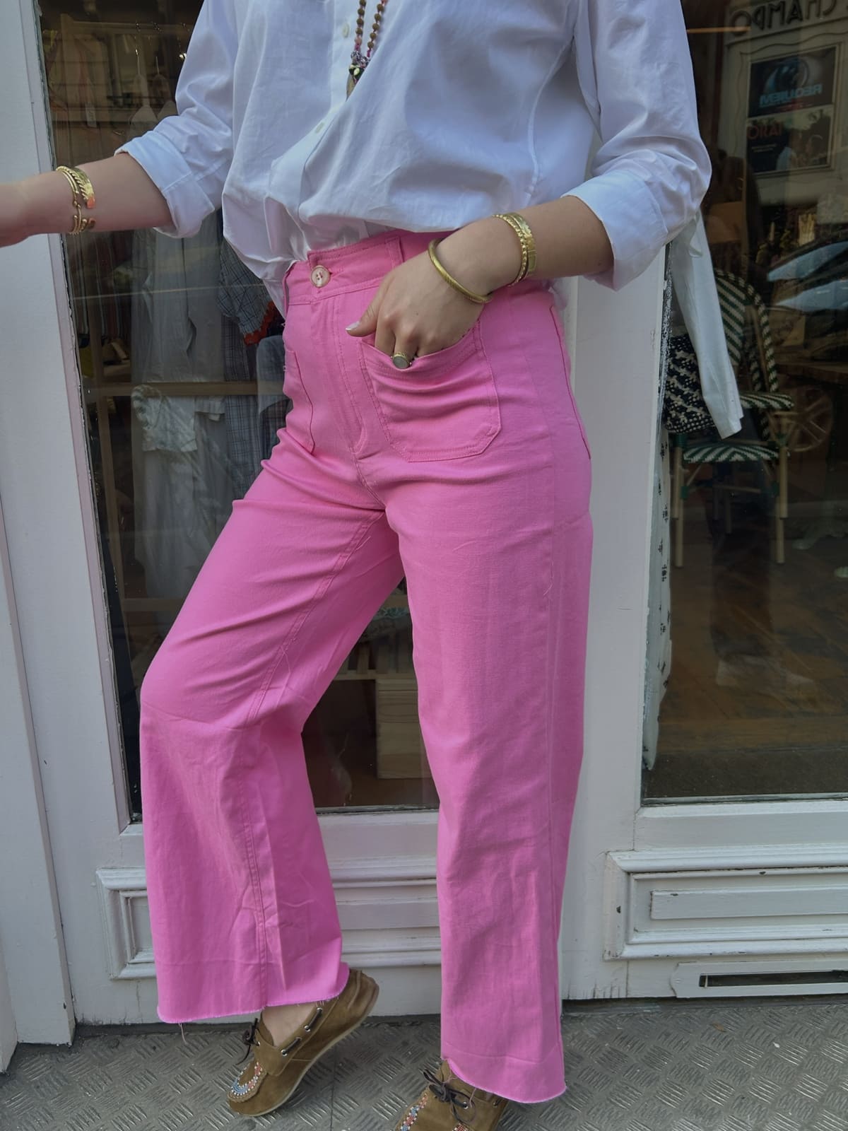 Jean droit raccourci rose bonbon porté par une femme