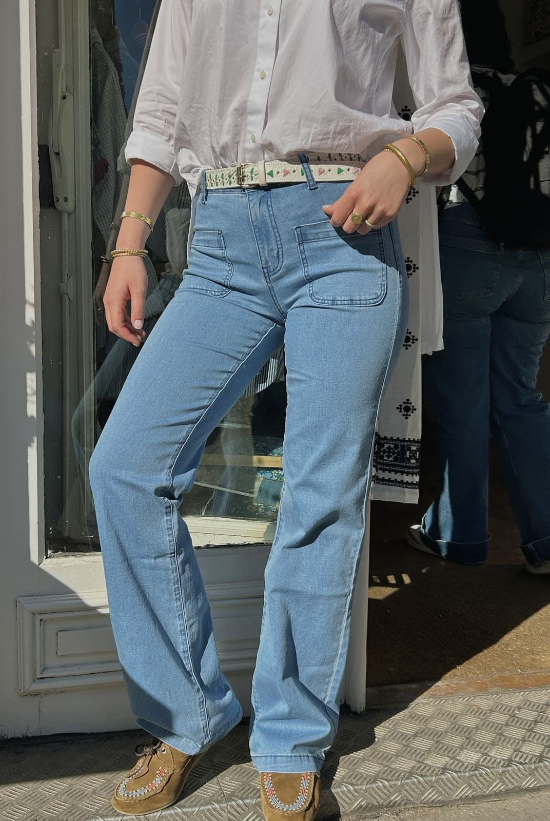 Jean flare bleu clair pour femme, coupe évasée taille haute vue de face