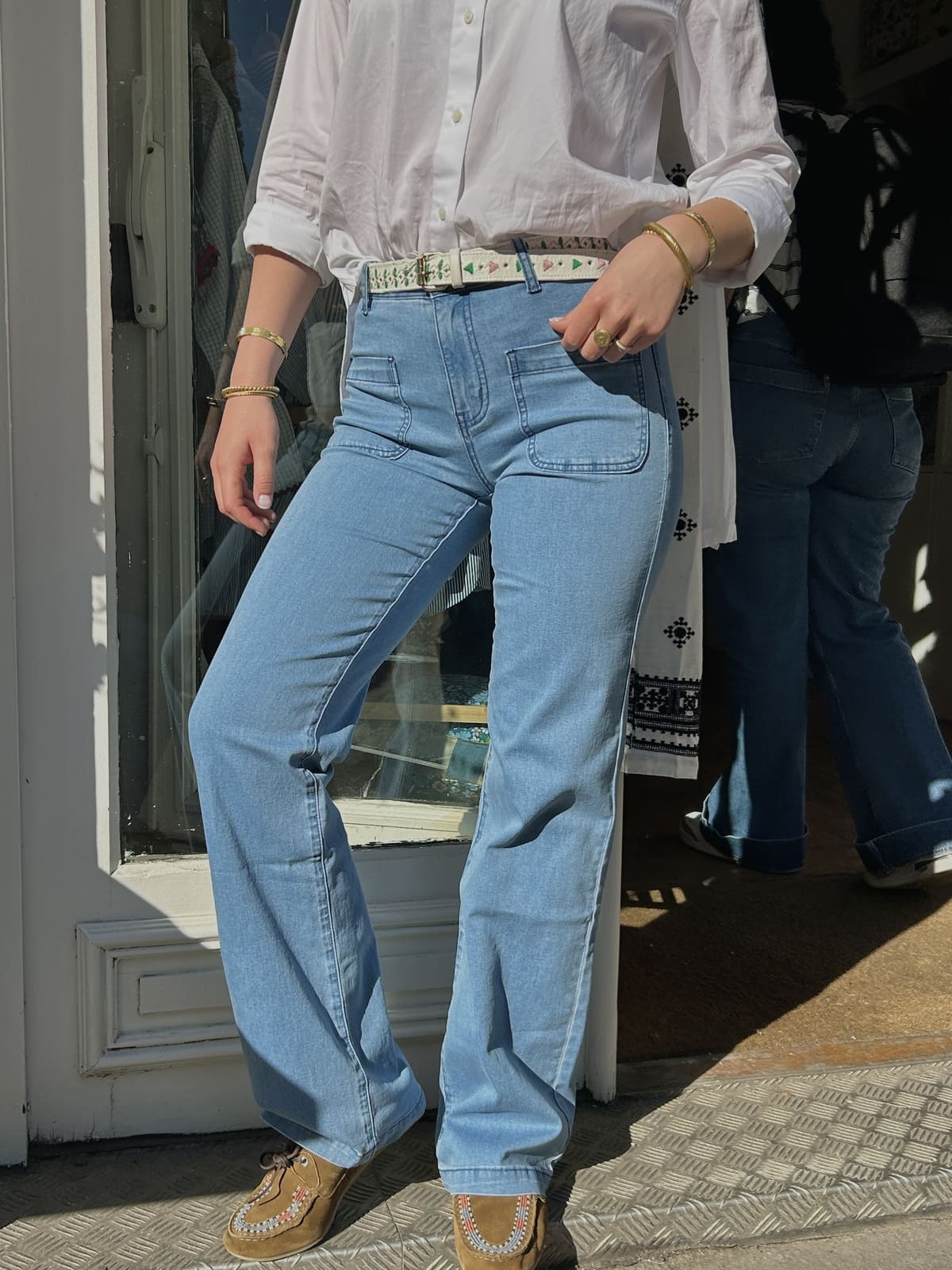 Jean flare bleu clair pour femme, coupe évasée taille haute vue de face