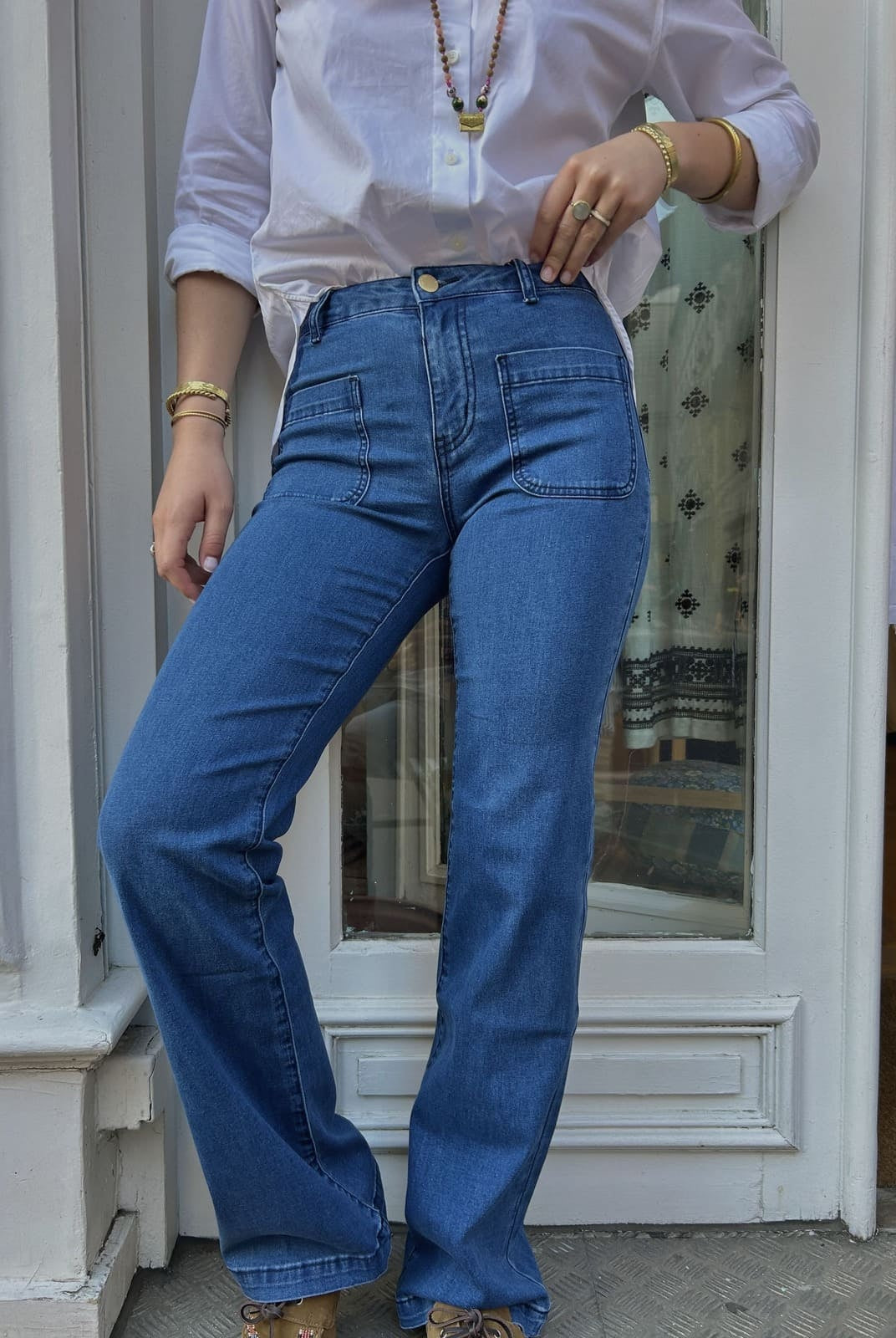 Jean flare bleu foncé femme, coupe évasée taille haute vue de face