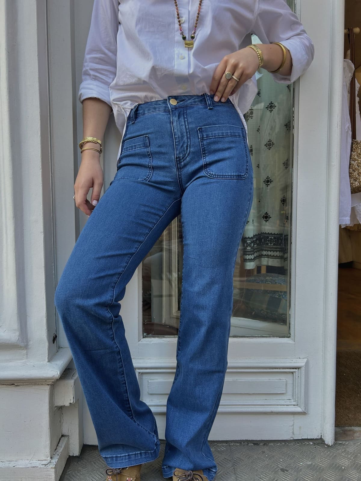 Jean flare bleu foncé femme, coupe évasée taille haute vue de face