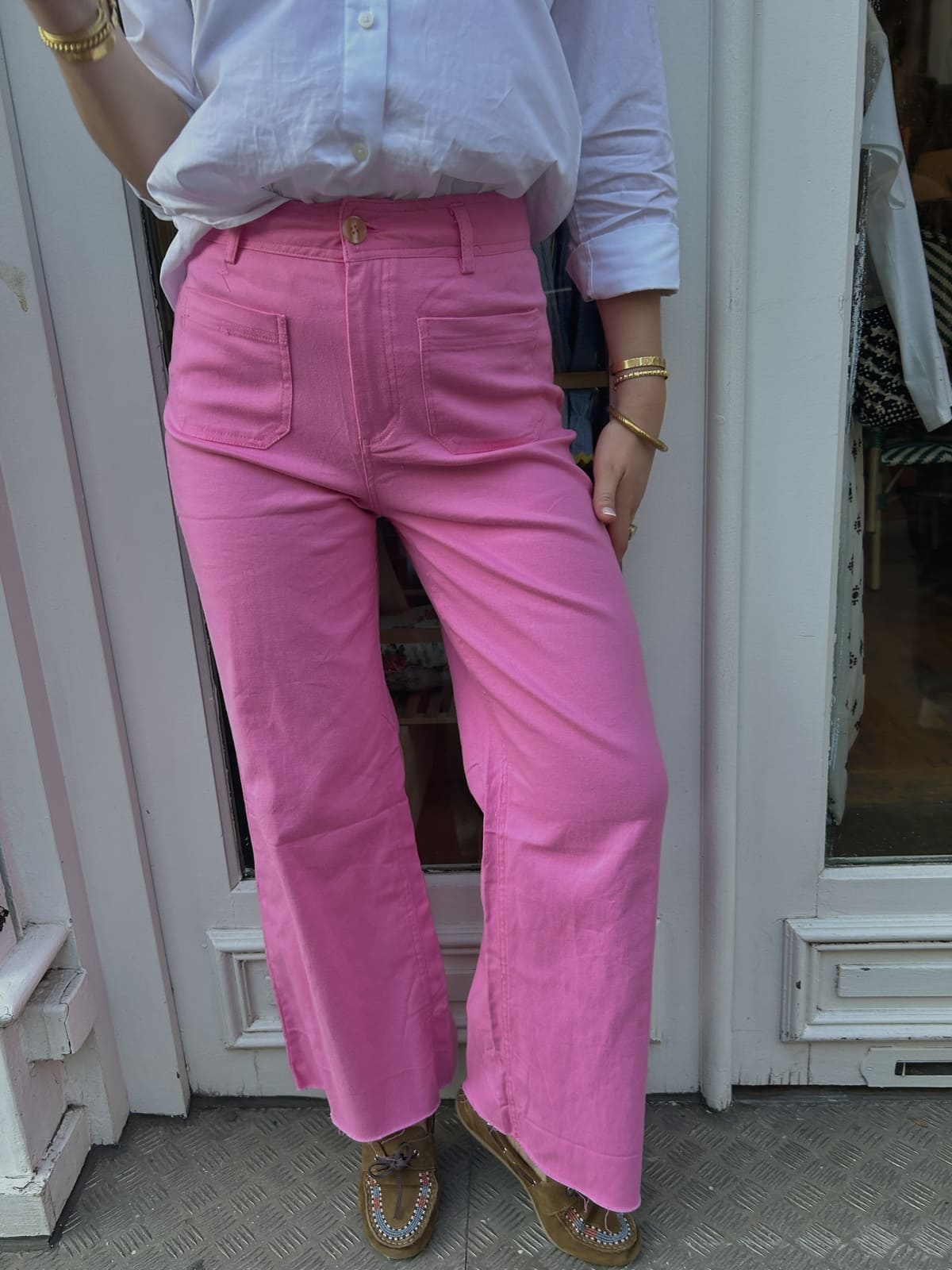 Coupe droite et longueur 7/8 du jean rose tendance