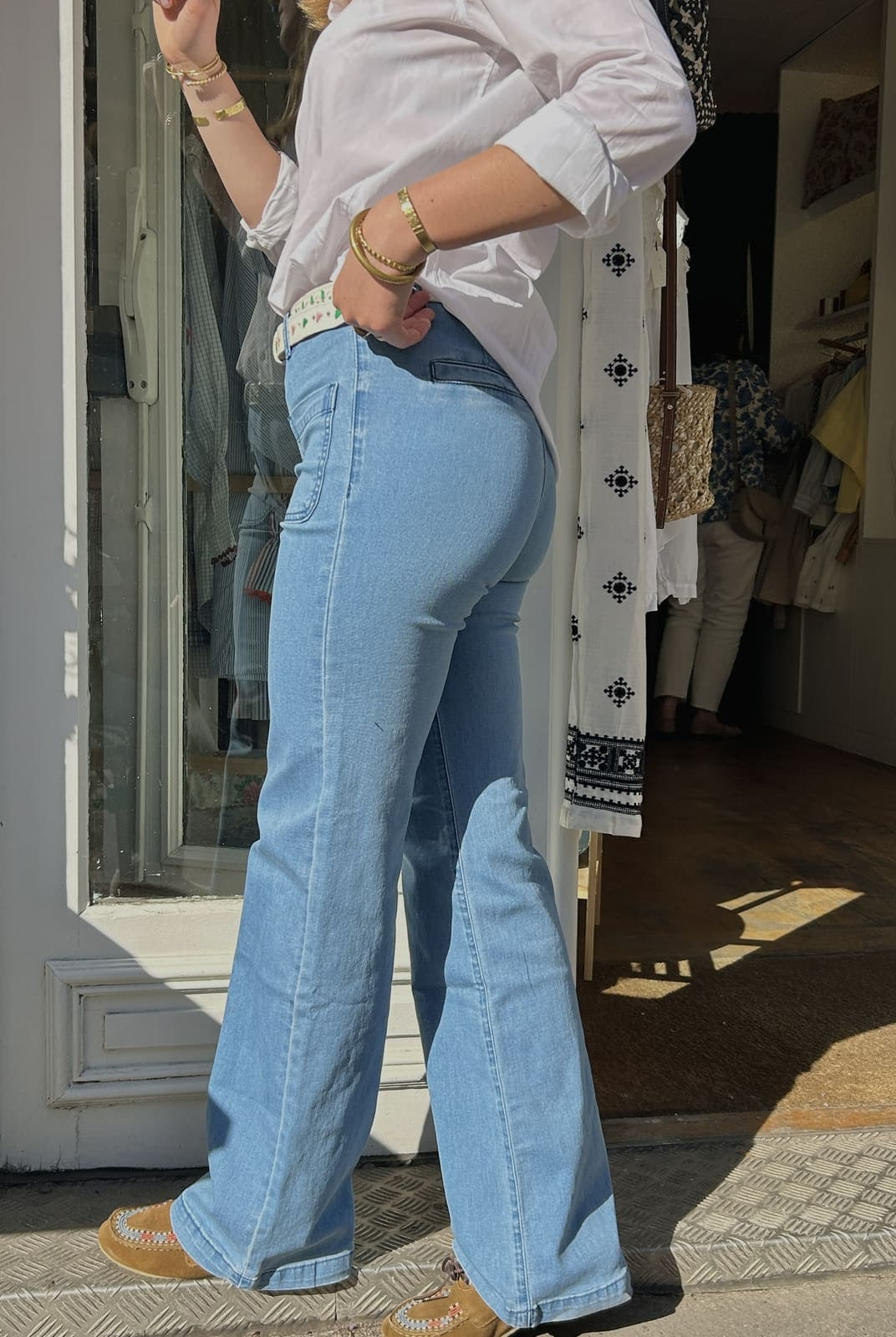 Jean flare bleu clair tendance, silhouette allongée et coupe flatteuse
