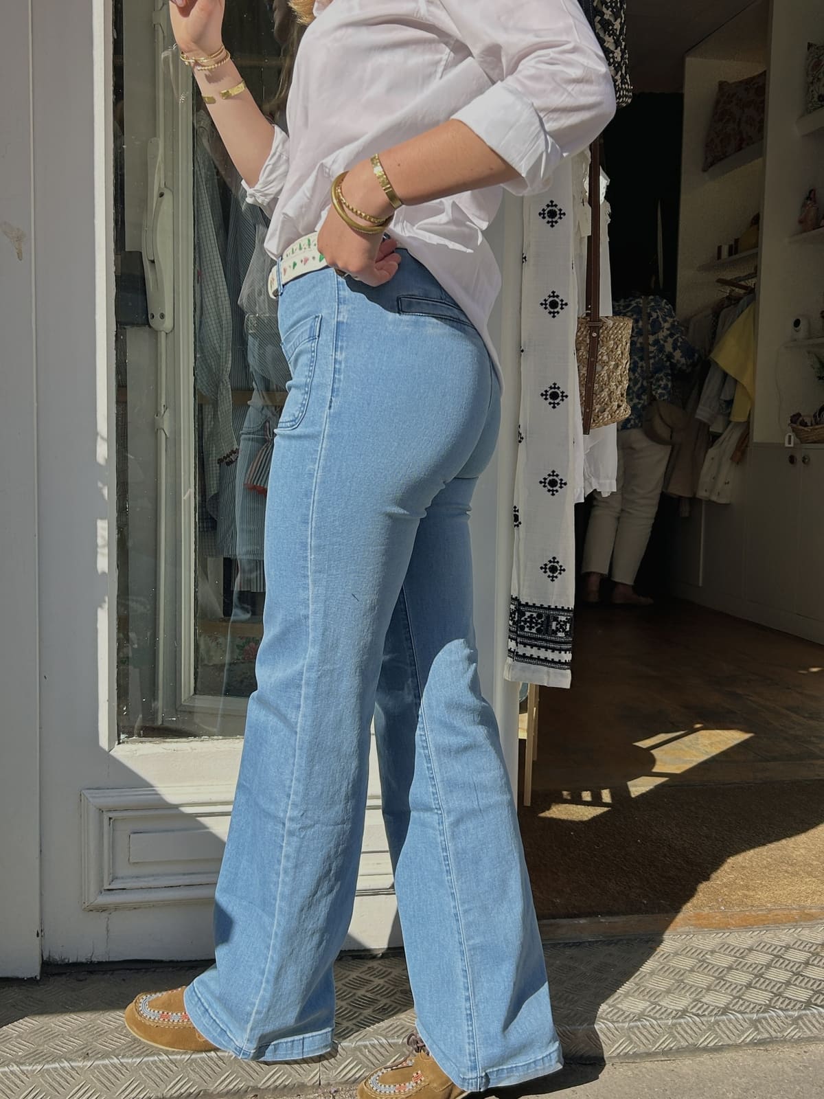 Jean flare bleu clair tendance, silhouette allongée et coupe flatteuse