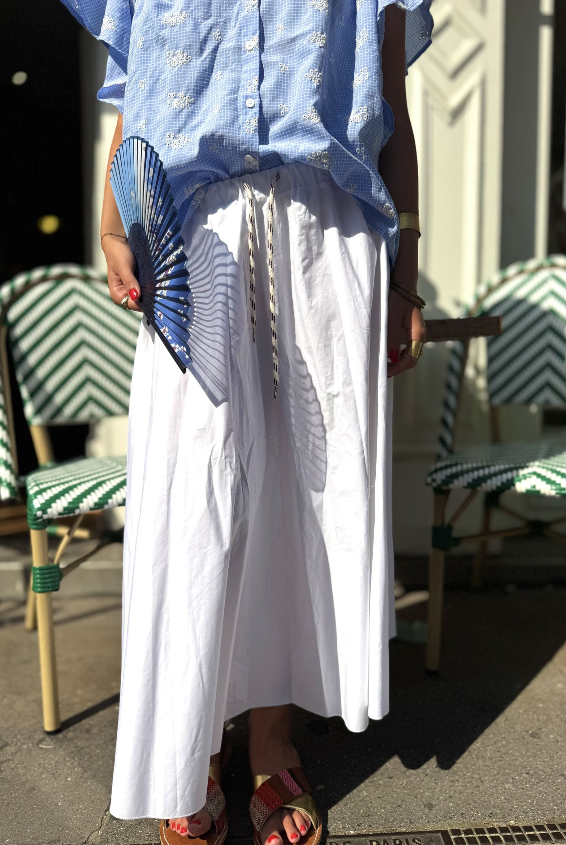 Jupe blanche vue de face portée, coupe évasée et taille unique