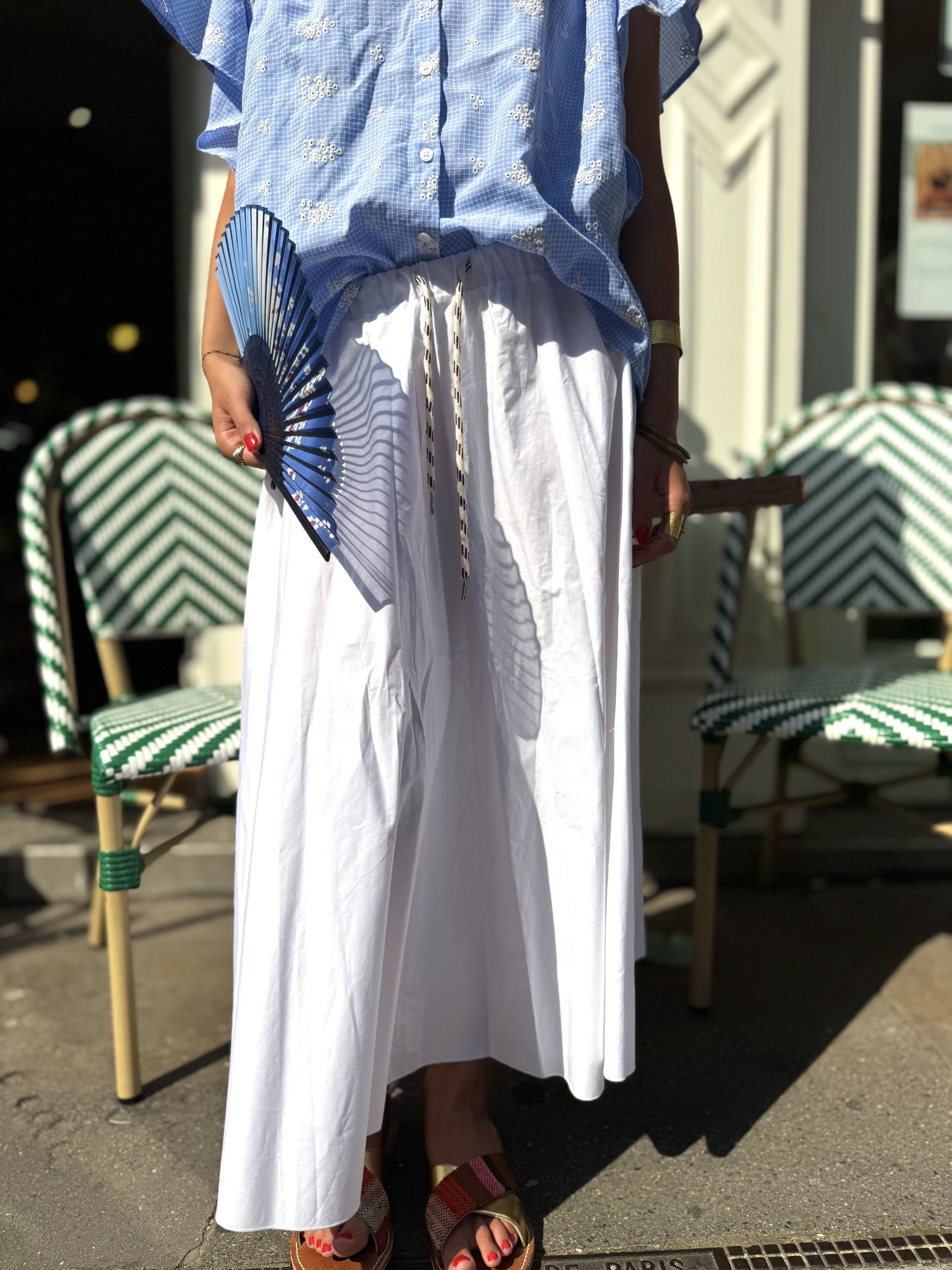 Jupe blanche vue de face portée, coupe évasée et taille unique