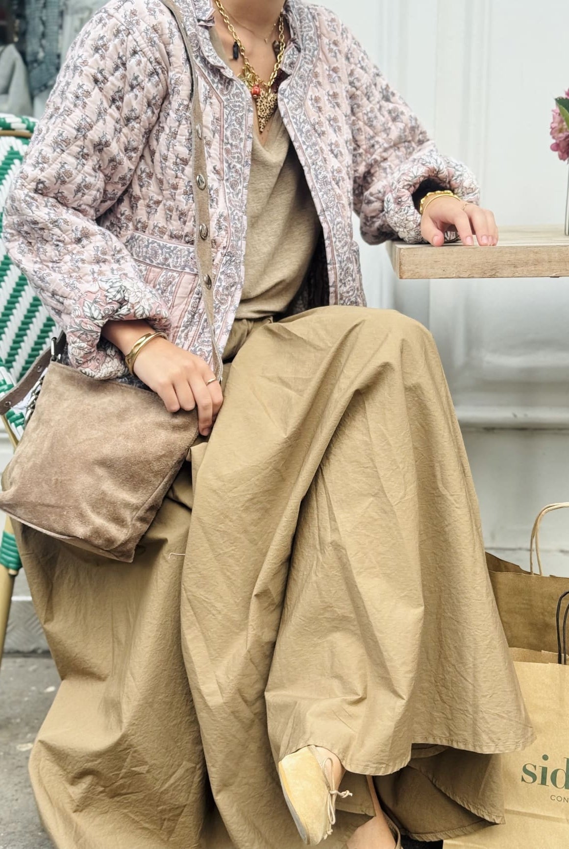 Femme assise portant la jupe corolle taupe